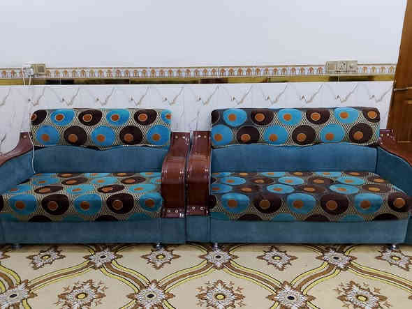 ديوان للبيع 16 مقعد المكان حلة قرب جامعة بابل السعر 425 وبي مجال رقم الهاتف ***********
