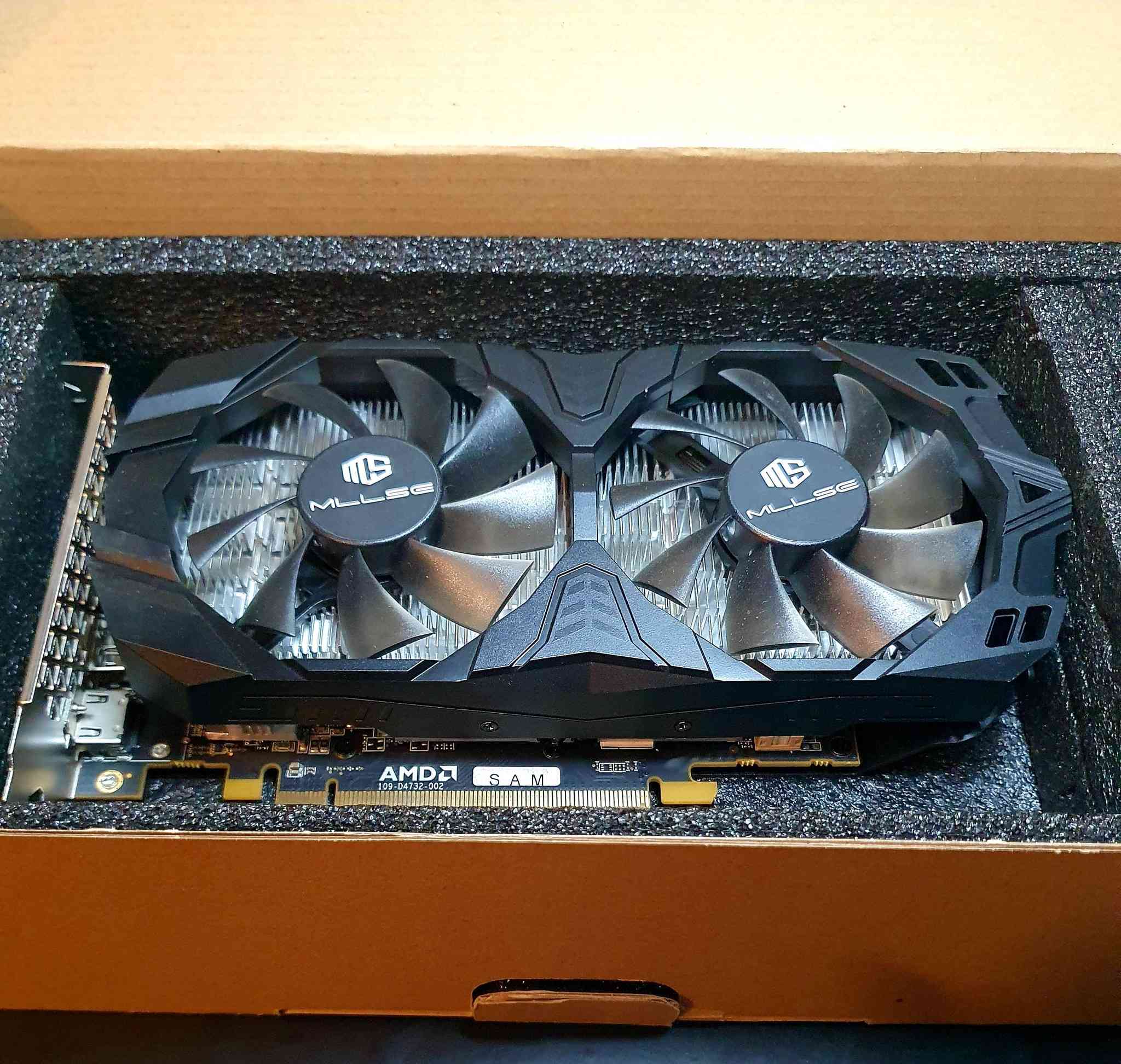 كارت شاشة AMD Radeon RX 580 بسعة 8 جيجابايت من إصدار العلامة التجارية MLLSE. 
المواصفات الفنية الرئيسية:

المعالج الرسومي (GPU): AMD Radeon RX 580، وتحديداً إصدار 2048SP.

الذاكرة: 8 جيجابايت من نوع GDDR5 بواجهة ذاكرة 256 بت.

نظام التبريد: مزود بمروحتين (Dual Fan) مع مبدد حراري من الألومنيوم لضمان استقرار الحرارة أثناء التشغيل.

واجهة التوصيل: PCI Express 3.0 x16.

منفذ الطاقة: يتطلب عادةً وصلاً خارجياً بـ 6 أو 8 دبابيس (pins) حسب الإصدار الدقيق. 

معلومات إضافية:

الأداء: يعتبر خياراً اقتصادياً جيداً للألعاب بدقة 1080p.


**إذا كنت صاحب هذا الإعلان وتريد حذفه لأي سبب، رجاءا أرسل رسالة إلى الدعم الفني**