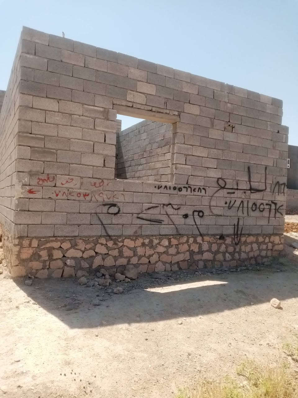 السلام عليكم هيكل للبيع الموقع حي الزيتون قرب مدرسة الزهور البيضاء المساحه 200 يتكون قطعة أرض البيع
السلام عليكم هيكل للبيع الموقع حي الزيتون قرب مدرسة الزهور البيضاء المساحه 200 يتكون من استقبال 4×6
هول 4×4
صاله8×2
مطبخ4×4
غرفه 4×4
 حمام داخل 2×2 للستفسار ***********

