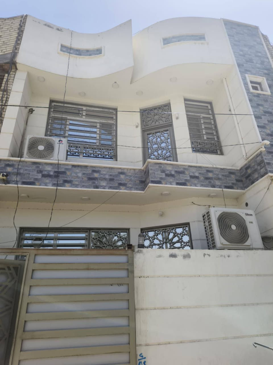 السلام عليكم يتوفر  بيت المساحة ١٠٠ متر طابقين يتكون من ٣ غرف بناء درجه أولى  بناء حديث  طابو زراعي سند ٢٥  موقع مميز   مقابل مدينة  ألعاب السندباد  يبعد عن الشارع الرئيسي أقل ٣٠ متر   يصلح حسينيه  يبعد كيلوين عن الإمام للاستفسار الاتصال  *********** يتوفر واتساب
