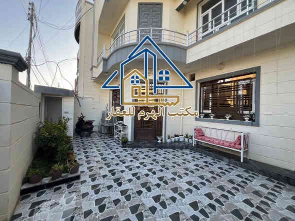 بيت للبيع في حي الجامعة
المساحة: 200 متر
غرف منام: 4 غرف واسعة
بناء حديث وتشطيب مرتب كلش
الموقع: راقي جداً قرب مدرسة نابلس 
سعر مناسب
للاستفسار:
📞 ***********
📞 ***********
مكتب الهرم للعقارات – الضباط الثانية مقابل شارع الألفين

وإذا عندك عقار تحب تبيعه أو تشتريه… نخدمك بأسرع وقت وبأفضل تسويق
