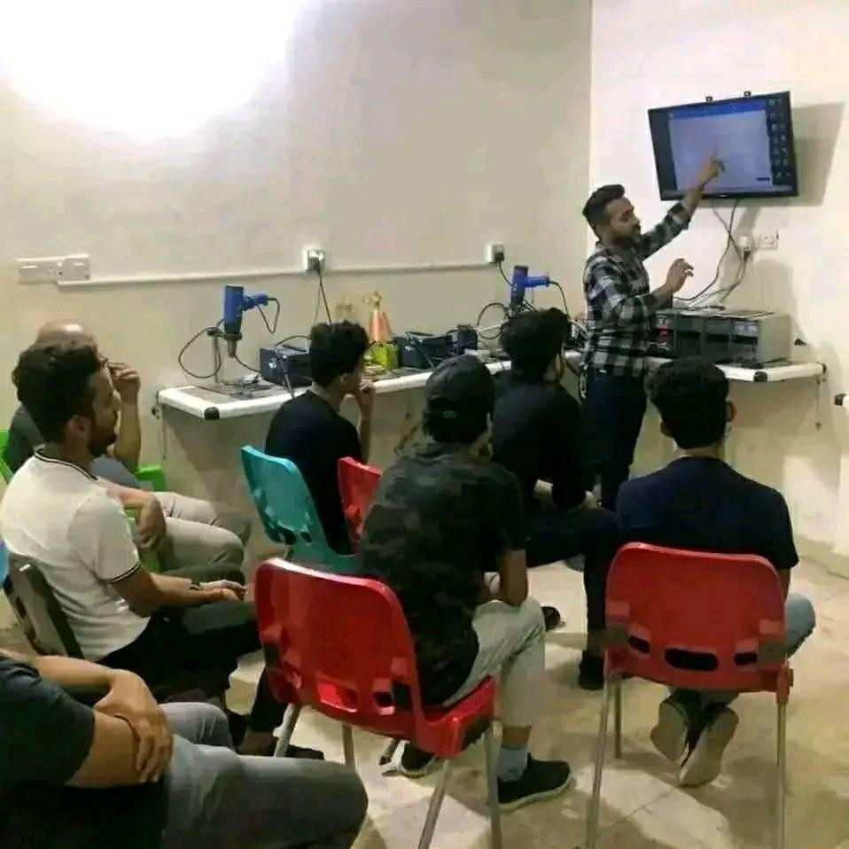 تعلن وحدة التعليم المستمر 
🔷مركز آزار 🔷.

عن إقامة دورة صيانة الموبايلات الشاملة (هاردويير + سوفتويير ) 

⭕️300 الف فقط بدلاً من 300$ وتستمر لغاية ماتتعلم وتكون مصلح سوفت وير وهارد وير  👨‍💻🤶

🛠📱📲🛑

قوموا باستغلال الفرصة واحجزوا مقعدكم قبل اغلاق الحجز ! 

♦️مدة الدورة.♦️:-
(مفتوحة- 5محاضرات اسبوعياً  ).

🌐نبذة عن دوراتنا🌐.:- 

منهاج الدورة (الهاردويير) يتضمن:
1. التعرف على أدوات و أجهزة الصيانة وكيفية استخدامها.
2. دراسة وتعريف كل القطع الالكترونية الموجودة على البورد منها الايسيات والمقاومات والمكثفات و ...
3. التعرف على الاعطال الشائعة الرئيسية والثانوية لمختلف الاجهزة.
4. فتح الاجهزة و تركيبها يدويا لكل الموديلات.
5. التعرف على كيفية "تبديل الشاشات والبلازمات لجميع الموديلات عمليا.
6. التعرف على كيفية "تبديل قواعد الشحن" عمليا.
7. حل مشاكل الشبكة وايجاد البدائل عمليا.
8. قياس المقاومات والملفات والمكثفات وكيفية تشخيص الاعطال عن طريق القياسات.
9. فحص اجزاء البورد ووظيفة كل جزء وكيفية تبديل تلك الاجزاء عمليا.
10. تبديل الايسيات بأحترافية .

أما (السوفت وير) ويشمل الاتي:
1. التعرف على بيئة السوفت وير.
2. معرفة كيفية اعطاء و تحميل السوفت وير.
3. التعرف على كيفية معالجة أعطال السوفت وير.
4. فك حماية الجيميل.
5. فك سامسونك اكاونت.
6. فتح حسابات الـ iCloud المغلقة.

عدد المحاضرات أسبوعيا = 5 (كل محاضرة / ساعتان).
محاضر الدورة : "#ازهر الغانم 

🔴عنوان التسجيل : 

البصرة الجمهورية تقاطع معهد النفط قرب الريان سنتر للألعاب 
***********
***********

🔸 يمنح المتدرب شهادة مشاركة معتمدة بعد انتهاء الدورة صادرة من نقابة العمال قسم الميكانيك 🔸

🔘علما اننا متواجدين في المركز  طيلة أيام الأسبوع الكائن في الجمهورية من الساعه ال٩صباحا الى ال٩ مساءآ 🔹

🔻 لاجراء اي استفسار و معرفة المزيد من المعلومات يرجى مراسلتنا على الصفحة 📩. البصرة, العراق
