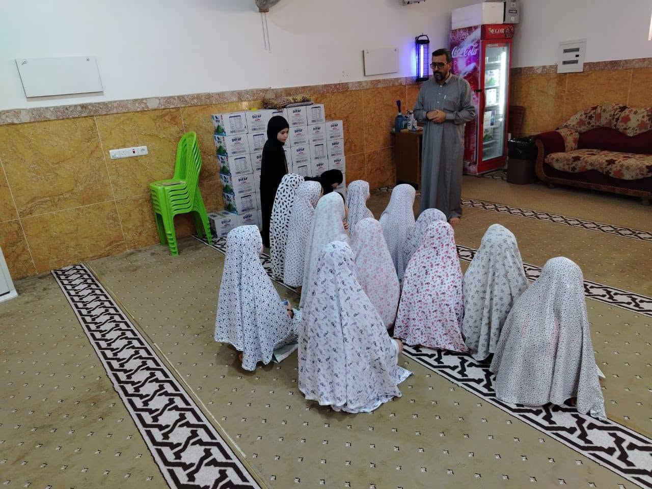🌸 بشرى سارة لفتياتنا المبدعات..                                     بدء التسجيل في الدورة الصيفية
​قال رسول الله ﷺ: «مَنْ سَلَكَ طَرِيقًا يَلْتَمِسُ فِيهِ عِلْمًا سَهَّلَ اللَّهُ لَهُ بِهِ طَرِيقًا إِلَى الْجَنَّةِ».
​استثماراً للإجازة الصيفية بما ينفع بناتنا ويصنع منهنّ جيلاً واعياً ومتميزاً، يسرّ إدارة جامع الحاج ثامر العنزي أن تعلن عن بدء التسجيل في "الدورة الصيفية للفتيات" تحت شعار (بالقرآن نحيا ونرتقي).
​📚 منهاج الدورة:
​لقد أعددنا برنامجاً متكاملاً يجمع بين الفائدة والمتعة، ويشمل:
​حفظ وتلاوة القرآن الكريم.
​الفقه والعبادات: تعليم الصلاة، الوضوء، والأذكار اليومية بطرق عملية.
​الأخلاق والآداب الإسلامية: قصص من السيرة النبوية وقصص الأنبياء لتعزيز القيم الأخلاقية.
​أنشطة ترفيهية وتوعوية: مسابقات ثقافية، وجوائز تشجيعية منوعة.
وكادر من المعلمات المتميزات في تدريس القرآن الكريم. 
​🗓️ تفاصيل ومواعيد الدورة:
​أيام الدورة: الإثنين، الثلاثاء، والخميس من كل أسبوع.
​التوقيت: 
بعد صلاة العصر ،  عند الساعة الرابعة والنصف (4:30) عصراً.
​مكان  :-  حي الفلاح الثانية  خلف الملعب 
إقامة الدورة: 
في مصلى الرجال داخل جامع الحاج ثامر العنزي.


**إذا كنت صاحب هذا الإعلان وتريد حذفه لأي سبب، رجاءا أرسل رسالة إلى الدعم الفني**