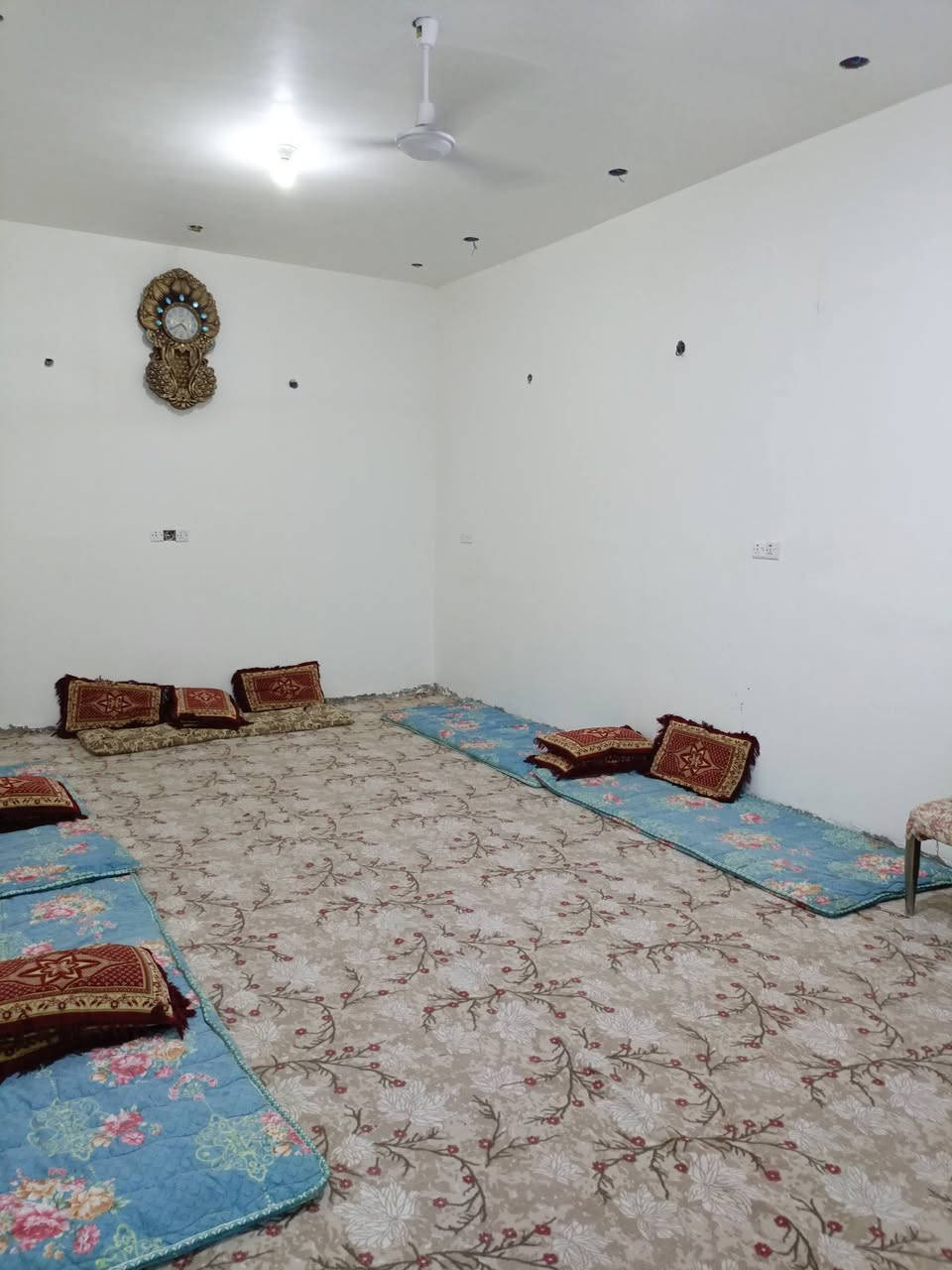 بيت للبيع
منطقه حواس منطقه الجشعم 
المساحه 350متر 
يحتوي /اربع غرف نوم /اثنين من الغرف سويت 
يحتوي على استقبال /و صاله عدد 2/
مطبخ حار مع بارد يحتوي على اربع حمامات 
حديقه كبيره 
بناء درجه اولاه طابوق ماعدا الطابق الثاني 
بناء جديد قريب على شارع العام
الاستفسار ***********
***********
