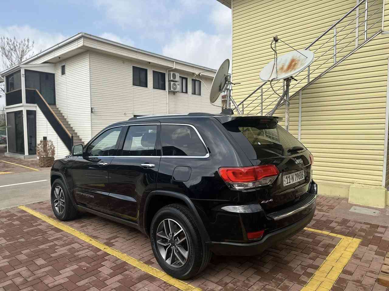 جيب 2020 لمتدد فول مواصفات معروفه ميحتاج اذكرهن موجودات بلصور وصور الحادث هم بلصور صبغ قطعه وحده فقط جاملغ امامي وشويه بارد بلجاملغ الخلفي نفس الجهه السياره بغداد باسمي شرط تحويل وسياره جاهزه من كل شي تخم تاير صدر جديد مكينه كير كفاله 
السعر 23800  (238) ورقه 
مكاني بغداد السيديه 
***********
