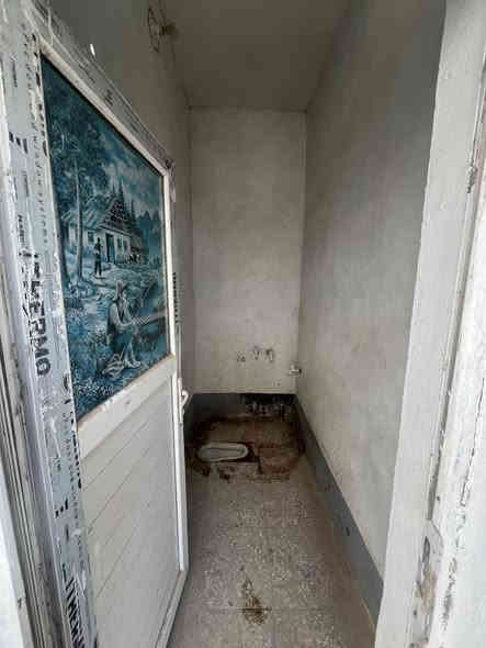 السلام عليكم بيت 55 متر في علوة الفحل البيت بناء نظيف غرفه و صاله و طارمه و صحيات و مطبخ البيت قرار 25 مشمول بتطويب البيت جاهز انو احد يسكن بي البناء شيلمان البيت كاشي بورك يعني جديد مثل مموظخ بصور سعر 18 و بي مجال للتوصيل رقم التلفون ***********
