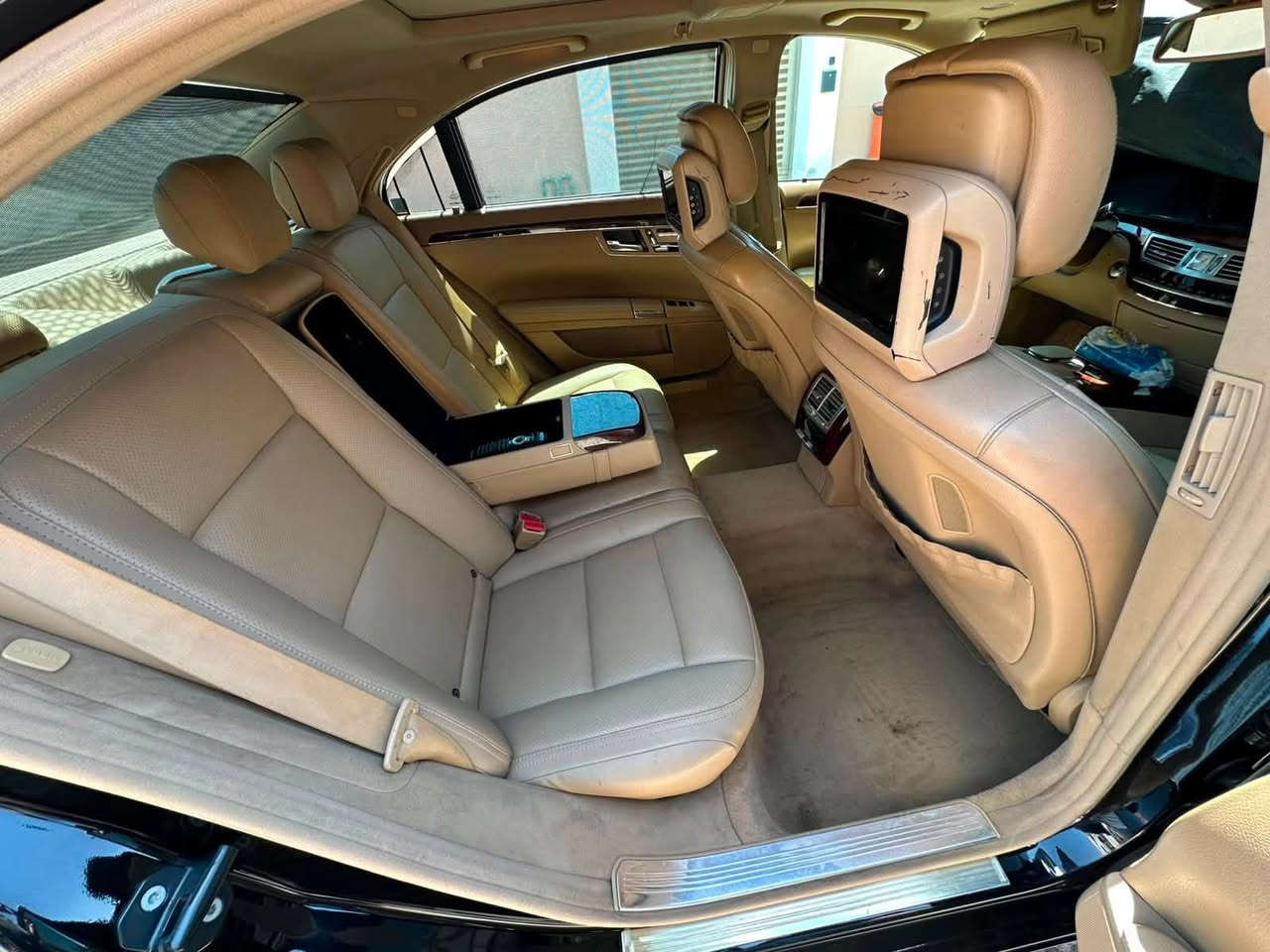 مارسيدس S350 المكينه المرغوبه 6 سلندر 
2011بلاديه السياره وارد خليجي وكاله bcm
مكفوله كفاله عامه من الضربه والصبغ فول مواصفات دواخل بيجي ثلاجه شاشات حته الهيدفون مالشركه بيهه ويل AMG وتخم تاير جديد صفر مسج السياره كلهه تمام وبقيه مواصفات المارسيدس 
عنواني البصره ***********
السعر 260 للبيع او المراوس حسب الرغبه
