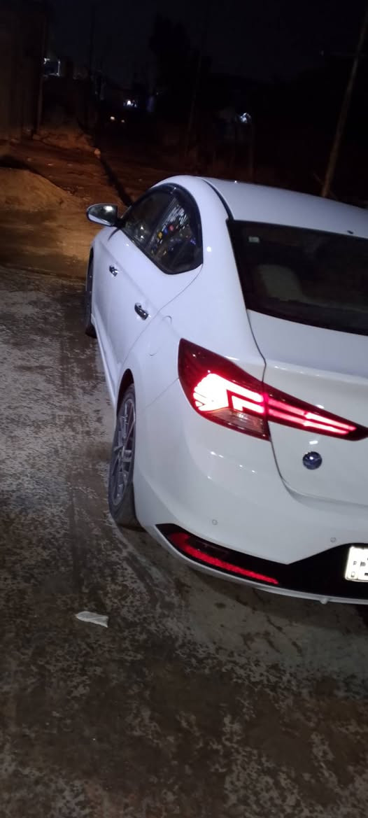 اسلام عليكم 
سيارة الانترا موديل 2020 خليجي  المكان بغداد 
الباب خلف السائق مبدل شركه ..السيارة باسمي رقم بغداد تحويل مباشر     ***********
