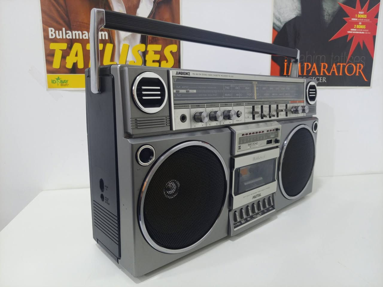 من نوادر اجهزه اليابانيه 
راديو مسجل ناشونال 
انتاج اليابان 1978
جهاز موجتين FM AM
سحب ممتاز جدا 
نقاوه صوت المسجل خرافي 
دبل سماعه ستيريو 
يعمل كهرباء وبطاريات حجم كبير 
للاستفسار مراسلة الصفحه 
او الاتصال***********

