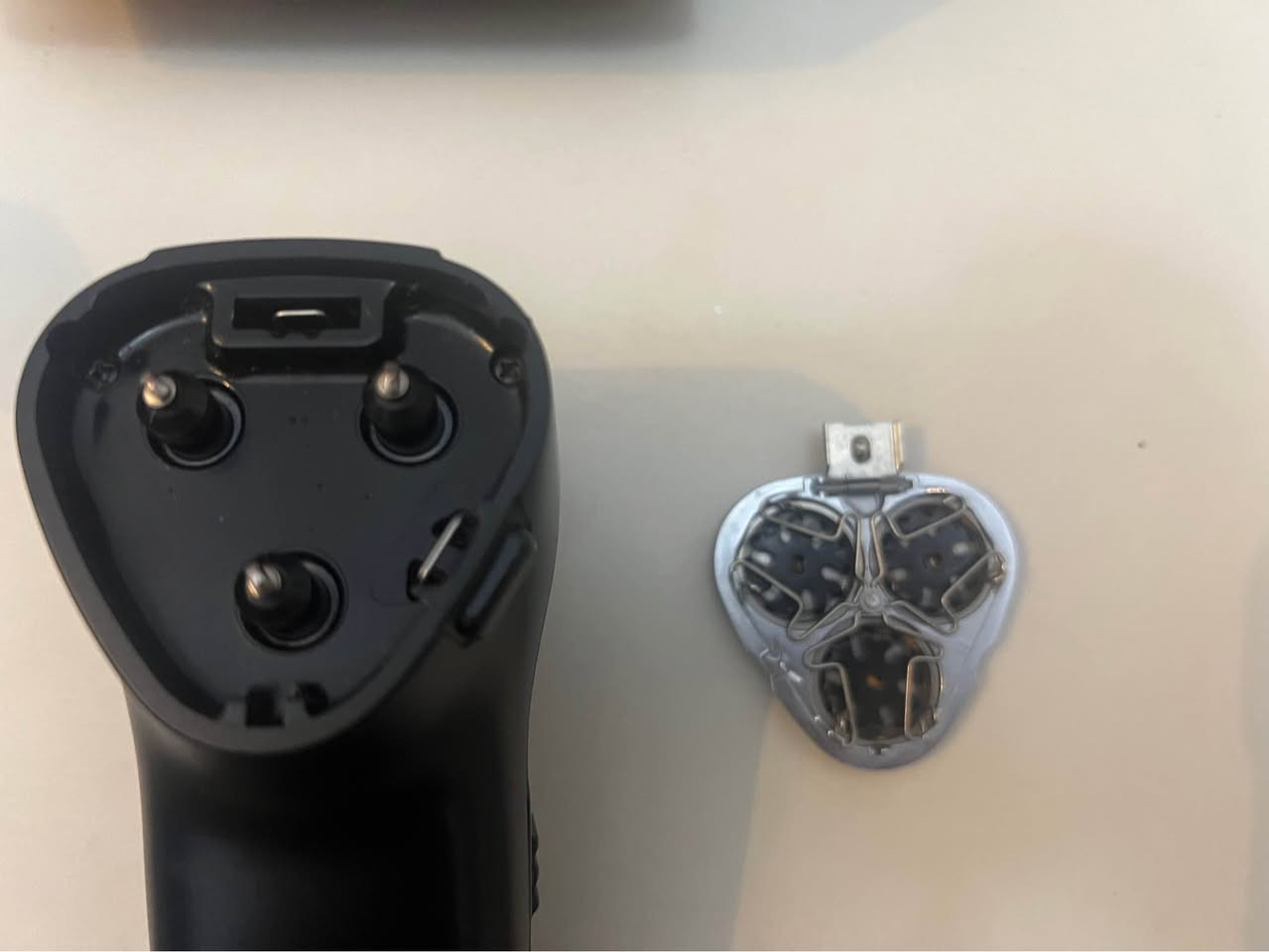 مكينة حلاقة جلاية فليبس موديل سنه 1970في معارض ووكلاء الشركة الافريقية العراقية  وان سعرها انذاك 21دينار عراقي وهي هولندية المنشا 
 الذي يعطل بها هي الشفرات فقط تتاكل …. السعر اعلى سعر ابيع عمارة, ميسان


**إذا كنت صاحب هذا الإعلان وتريد حذفه لأي سبب، رجاءا أرسل رسالة إلى الدعم الفني**