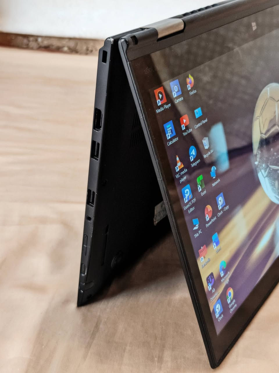 السلام عليكم
عندي لابتوبي الشخصي (Lenovo ThinkPad X1 Yoga) وحاب أبيعو لأن محتاج فلوس باسرع وقت. الجهاز نظيف حيل وأخو الجديد، ومستعملو بحرص. 

مواصفات الجهاز:

• المعالج: Core i7 الجيل السادس، سريع وما يعلك وياك بالشغل.
• لذاكرة: الرام 16 غيغابايت والهارد 256 من نوع SSD السريع، الجهاز يشتغل بثواني وسريع. 
• الشاشة: قياسها 14 بوصة، ألوانها حيل حلوة وواضحة، والأهم إنها شاشة لمس وتفتر 360 درجة (يصير مثل الآيباد) يفيد للي يريد يستخدم لابتوب لاول مرة، ويجي وياه القلم الأصلي مالته تلگاه بزاوية الجهاز اليمنى من المقدمة. 
• البطارية: ممتازة وتطول أكثر من 3 ساعات للدراسة والتصفح، وبيه ميزة الشحن السريع. اگدر اكلك اشتغلت عليه اكثر من خمس ساعات دا وصلت 15%. 
• لصوت: نقي وعالي بنظام Dolby Atmos.
• الكيبورد: عربي وإنجليزي محفور ليزر وبيه إضاءة خلفية يفيدك بالظلمة.
• الجهاز يدعم شريحة موبايل (سيم كارت) وميموري كارت.
• وزنو حيل خفيف والجهاز رگيگ ومصنوع من الألمنيوم القوي (لونو أسود فحم وشكله نازك وفخم)

يجي وياه: 

وياه الشاحنة الأصلية مالتو والكيبل بيه 3 متار تقريباً،  وماوس هدية، وچنطة. وأنا منصب بيه مايكروسوفت أوفيس 2019 نسخة مدفوعة ومفعلة كاملة ماتطلب تحديث، تفيدك للبحوث والتقارير والتعلم.

الجهاز مضبوط 100% وما بيه أي عيب والي يشتريه يدعيلي.

للتواصل والاستفسار مكاني موصل- الجانب الايمن: 
راسلوني ماسنجر..
أو واتساب على هذا الرقم: ***********
السعر:  320 الف. 
وإن شاء الله ما نقصر ويا الشراي الطيب.
