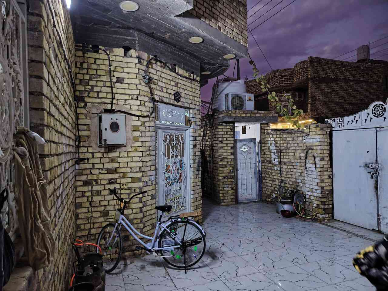 السلام عليكم بيت البيع بحي موظفين بل 6000 بدايته البيت غرفتين جوه وغرفتين وحمام مطبخ فوك بس مكاملات باقي بس لبخ وكاشي وستقبال وصلاه مثل ما موضح يمك بل صور البيت مطلوب أسكان متواجد بس تصال ***********
