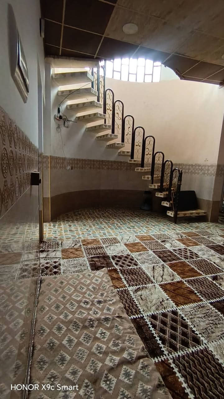 سلام عليكم من رخصت الادمن المحترم 
دار. لبيع في حي الملائين يم الكمرك. مو بعيد عن الشارع العام بيت ركن مساحه 150.طابق ونص غرفتين. جوا وستقبال ومطبخ وحمام وصحيات خارج داخل. وفوك غرفتين. وهول. بيت كامل مايعوزو. شي صقوف ثانويه كامل بيت جاهز.  لتواصل ***********.
