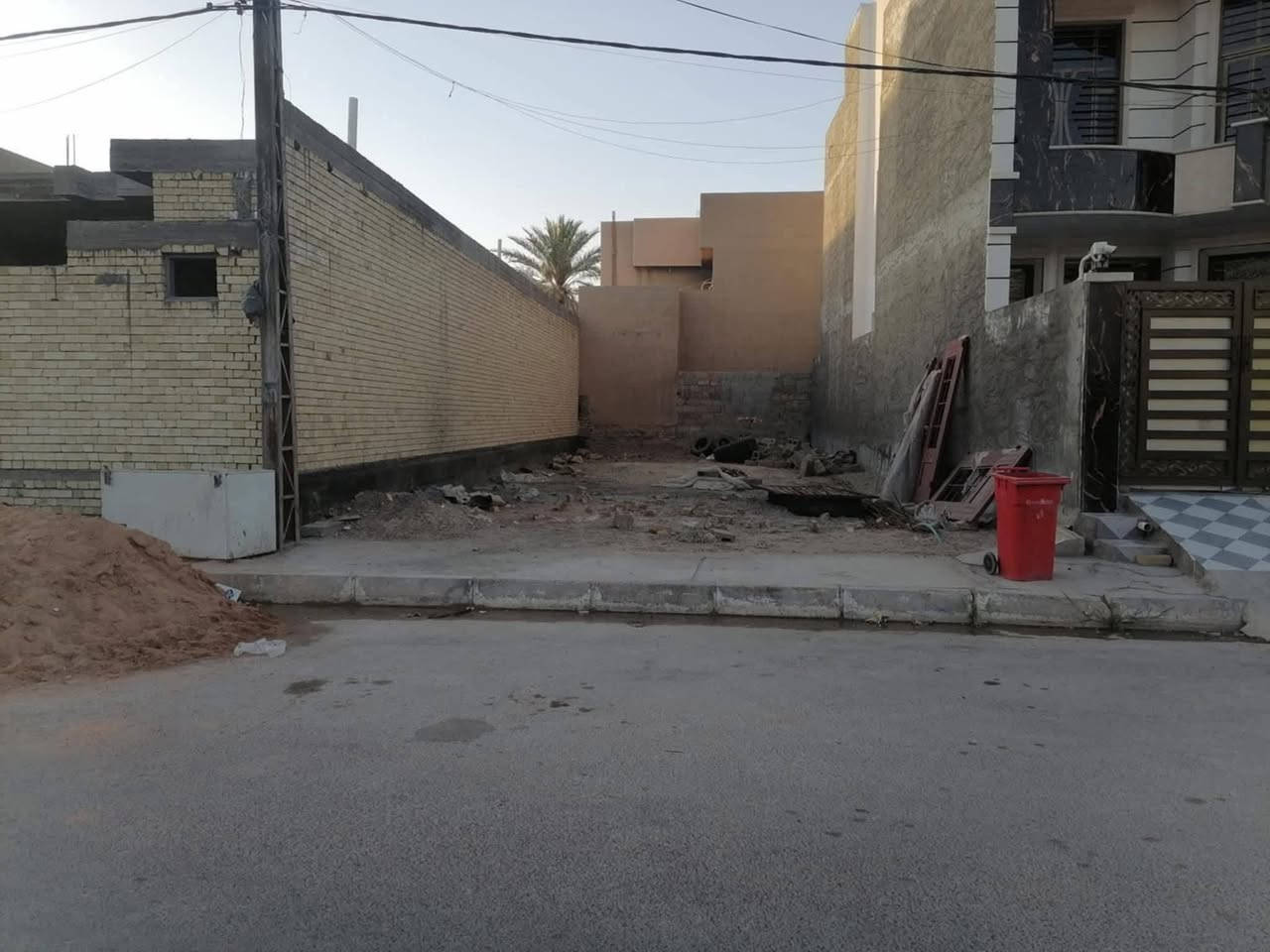 🌹على بركة الله 🌹🌹
⭕️تسلسل : 1027
⭕️  قطعة ارض للبيع في الفلوجة حي الجولان المنطقة الواقعة خلف اسواق الاساور 
📍طابو صرف سند 
📍المساحة: ١٥٤ متر
📍 شارع : ١٥ م
📍الوجه: ٧،٧٥ م

🟢السعر   : ١١٢ مليون دينار  

🟢مكتب دار السلطان للعقار
العنوان فلوجة الجغيفي الثانية بداية شارع جامع فاطمة
للاستفسار الاتصال على الأرقام التاليه
***********
***********
***********
