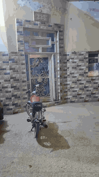 سلام عليكم اخوان بيت البيع حي الحكيم مساحه ٢٠٠  متر عكاده طابقين عله ساحه قرب سنتر ذي قار  عل سريع سعر ٢٢٥ رقم ***********٨
