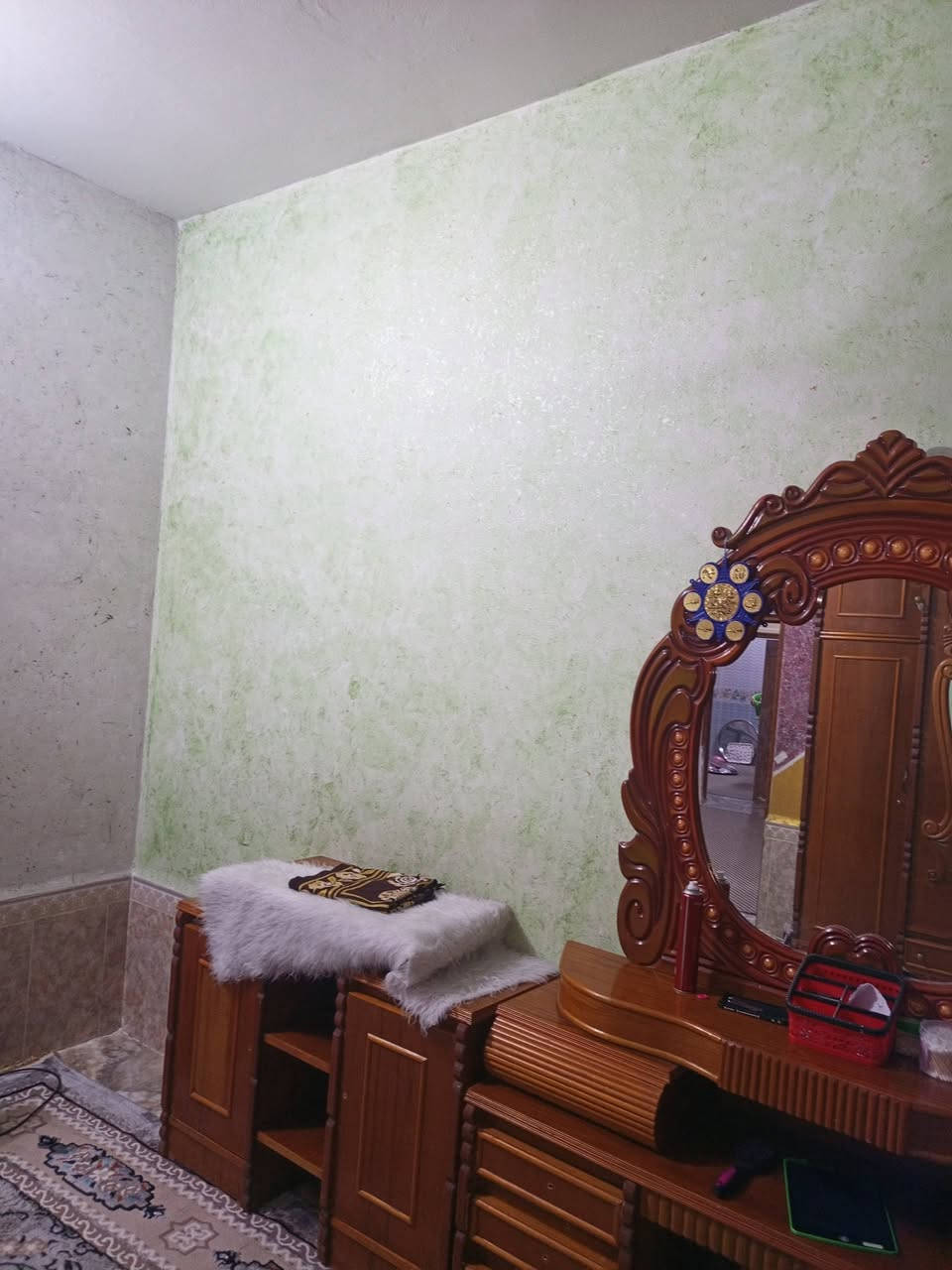 السلام عليكم للبيع بيت المساحه500مترمع محلات مع حديقه مساحة الحديقه180متر بناء طابوق ركن على شارعين جنس الارض طابو زراعي سند 25 خدمات كامله تبليط ماء اساله كهرباء الموقع ديالى بعقوبه قرب جسر خرنابات  يبعد عن مركز المدينة خمس دقائق السعر 125وقابل للتفاوض ***********
