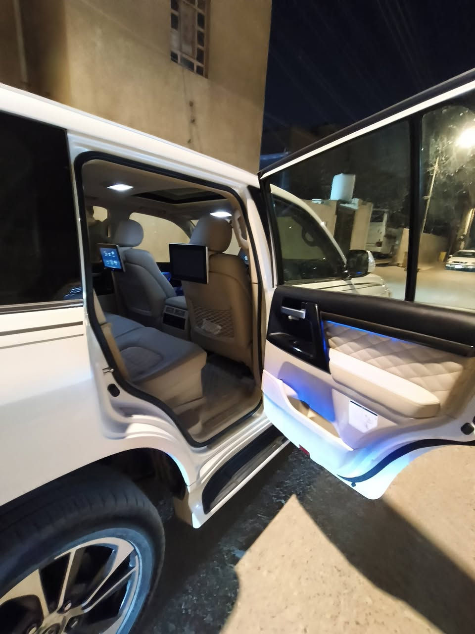 لاندكروزر موديل 2020 GXR
كراند تورنك 
محرك V8 4,600
باب صندوق كهرباء 
ماوسين 
كشنين كهرباء 
مرايات كهرباء 
فتحه 
وإلى آخره 
ماشيه 154 
سياره بيه شبر بارد جاملق الامامي فقط 
و5 رصعات حصو مال شارع 
والباقي كفاله 
حداديه محرك كير كله جديد  
والسيارة كفاله 
عنوان سياره البصره 
رقم سياره بغداد تحويل ثاني يوم 
***********
