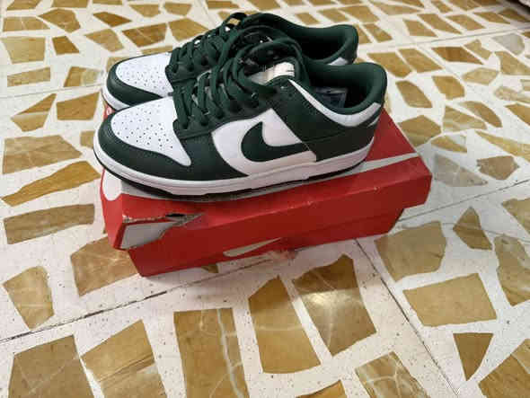 حذاء نايك اس بي دانك قياس 40 25 سانتيم الحذاء ملبوس مره وحده الحذاء اصلي جديد السعر مناسب للاستفسار ***********
