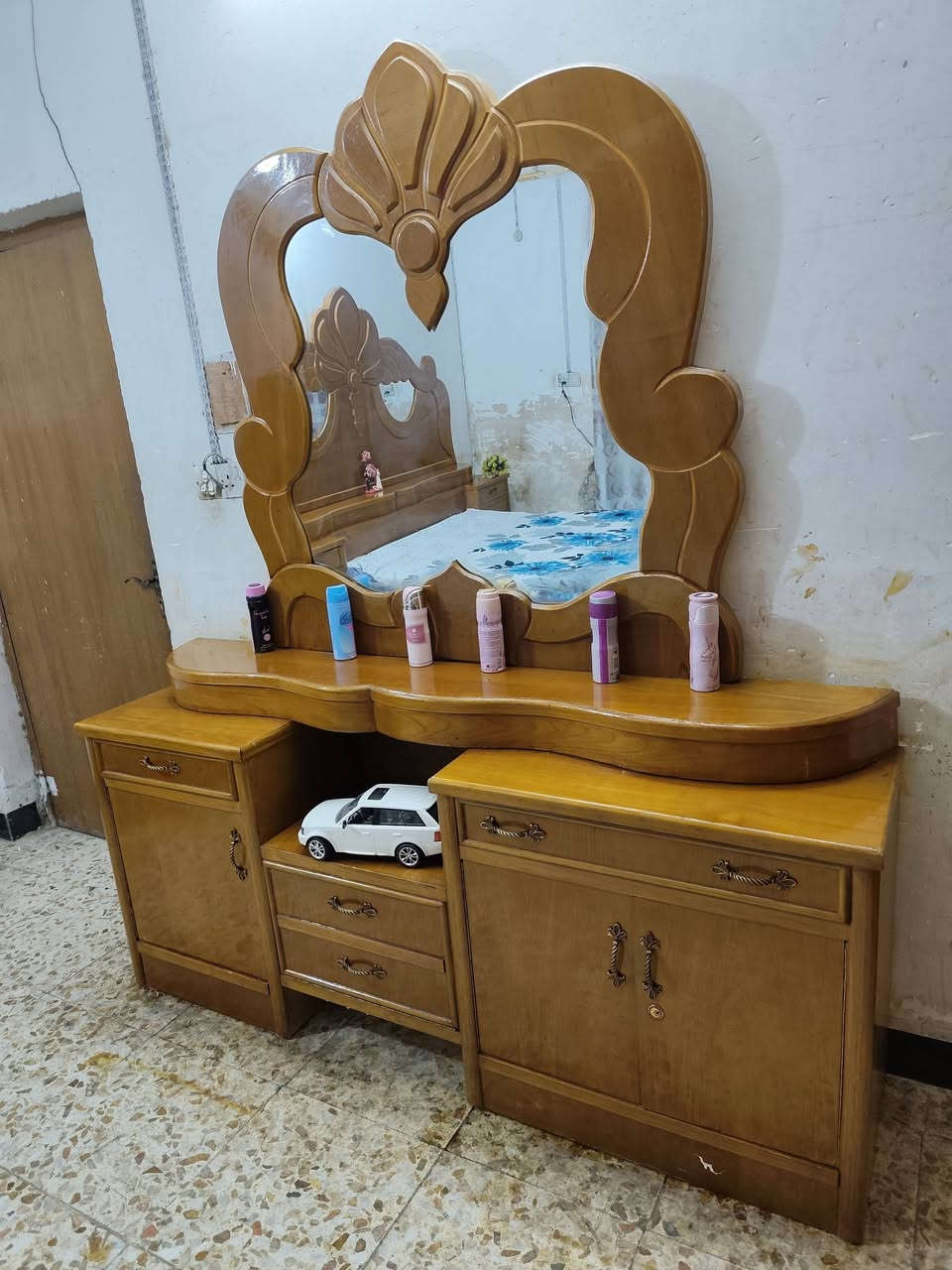 غرفة نوم للبيع تسكام صاج مابيها اي ضرر مكاني حلة شارع 80 قرب مدينة العاب ارض بابل السعر 750 وبيها مجال ***********
