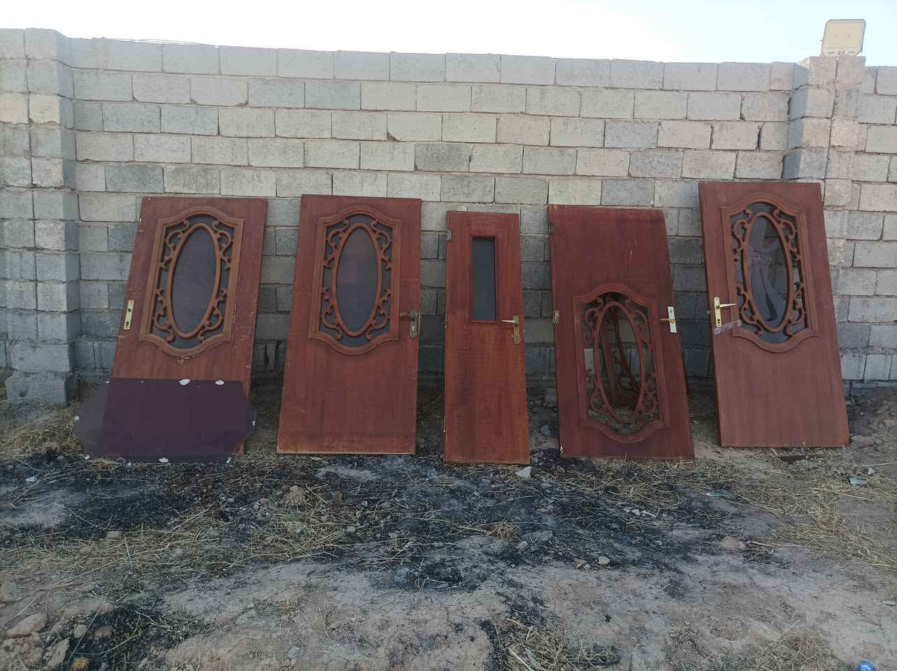 بوب خشب اصلي 4 قطع للبيع المكان حزيران شارع النخيل ***********
