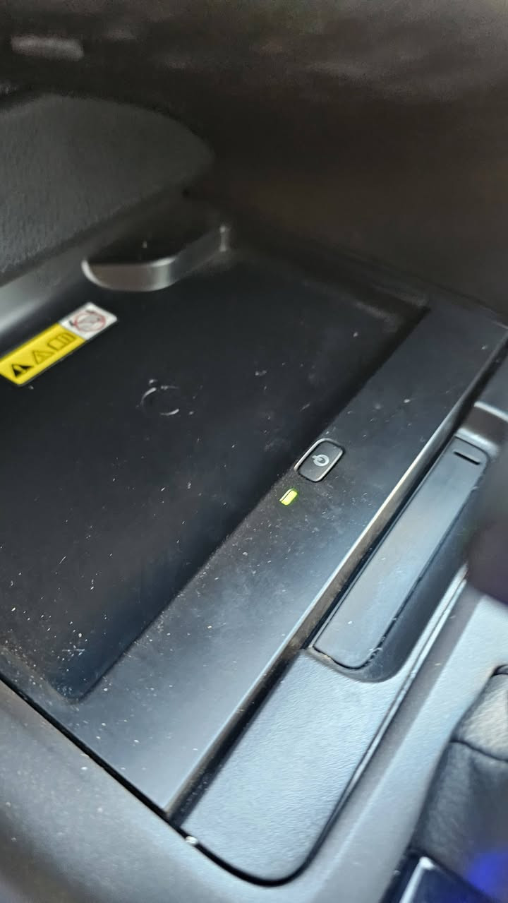 السلام عليكم
كامري للبيع فقط اعلى فئة فول للاخير ٢٠٢٤ اخر نسخة بانزين ماشية ٨ الاف سيارة جديدة جدا جدا قطعتين صبغ فئتها xse بلس مواصفاتها 
شاشة كبيرة بانوراما ويل ١٩ شاحن لاسلكي اضائة محيطية قطعتين تبريد ٤ كامرات حساسات أمامية وخلفية مع اوتو ستوب كل جهات  رادارات ٣٦٠ داتا شو تدفئة ستيرن تدفئة وتبريد بالكشنات كشنات كهرباء لايتات أمامية وخلفية لد بصمة تشغيل عن بعد شفتات ستيرن اوتو لايت ومواصفات هواي كلش 
 السعر بدون لوحات رقم فحص دخول جديد بسعر ٢٣٥ ورقة 
للإستفسار 
***********
