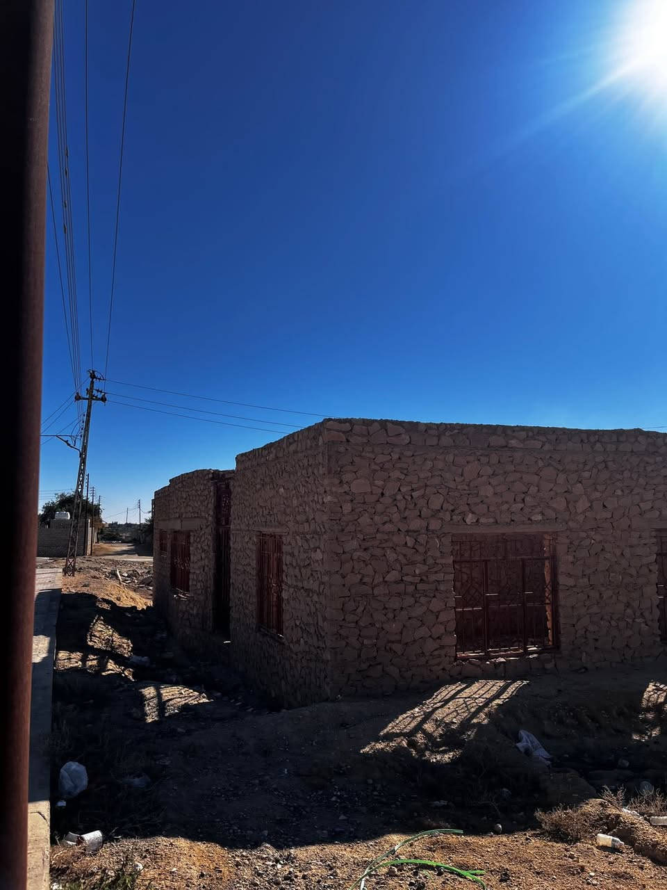 هيكل للبيع المساحة ٣٠٠ متر طابو صرف ركن
على شارعين تبليط 
يتكون من ديوانية وغرفتين وهول ومطبخ وصحيات 
الموقع / قرب ساحة الغاز 
الشارع المؤدي على السبحاني 
السعر ٣٢ مليون وقابل للتفاوض 
للاستفسار ***********
*********** زورونا موقعنا مكتب اليوسف للعقار فلكة جسر حجلان 
اليوسف للعقار
