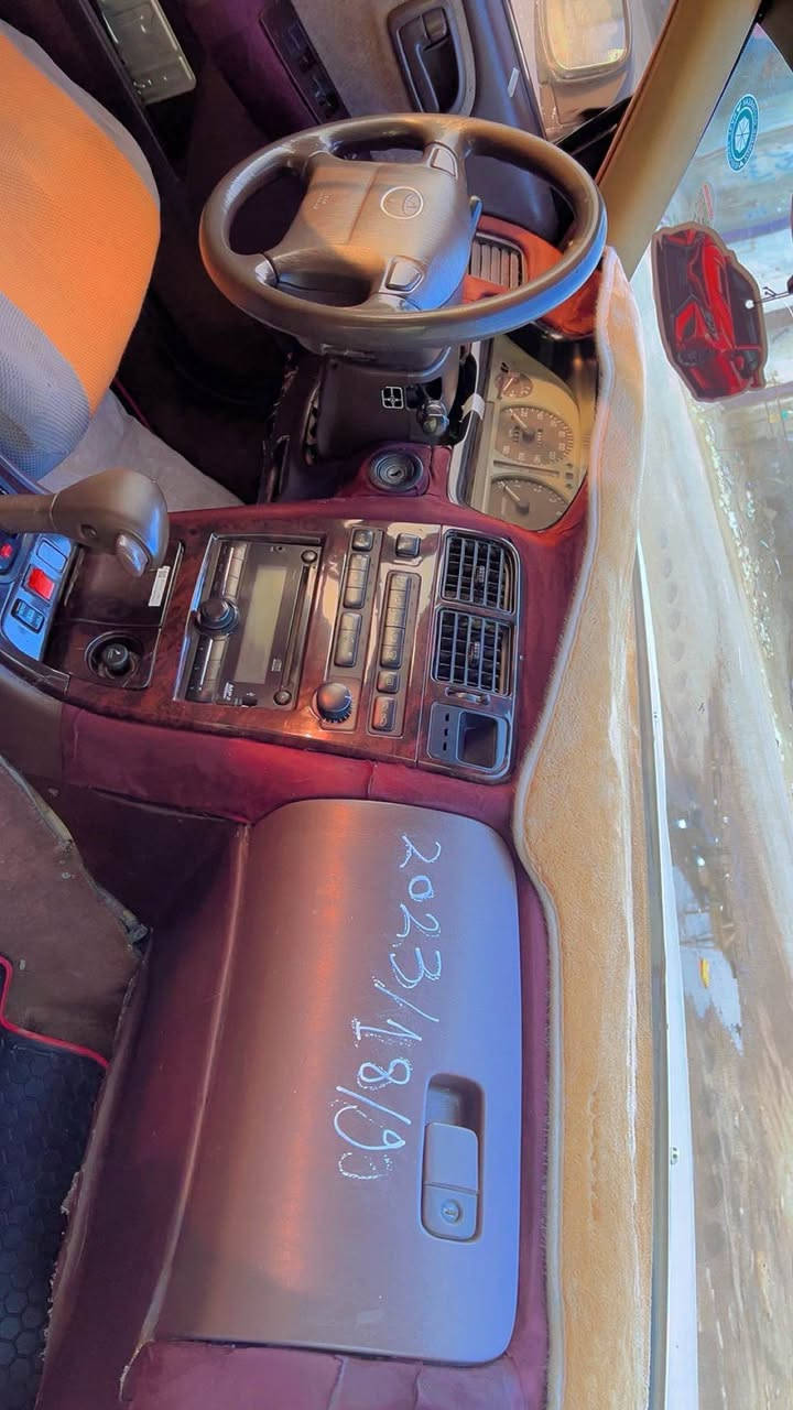 سلام عليكم 
مارك نفخ مديل ١٩٩٦مكينه وكير كفاله  فيفيتي (2500)
دواخل نضيفه وحداديه وتخم تاير جدد توني نافضهن 
علما ان السياره( نقل جثه )بدنه كامله رقم جديد انكليزي (بسمي )والضربه مثل ماتشوف بالصوره
*********** بصره 
السعر 45وبيها مجال البصرة, العراق
