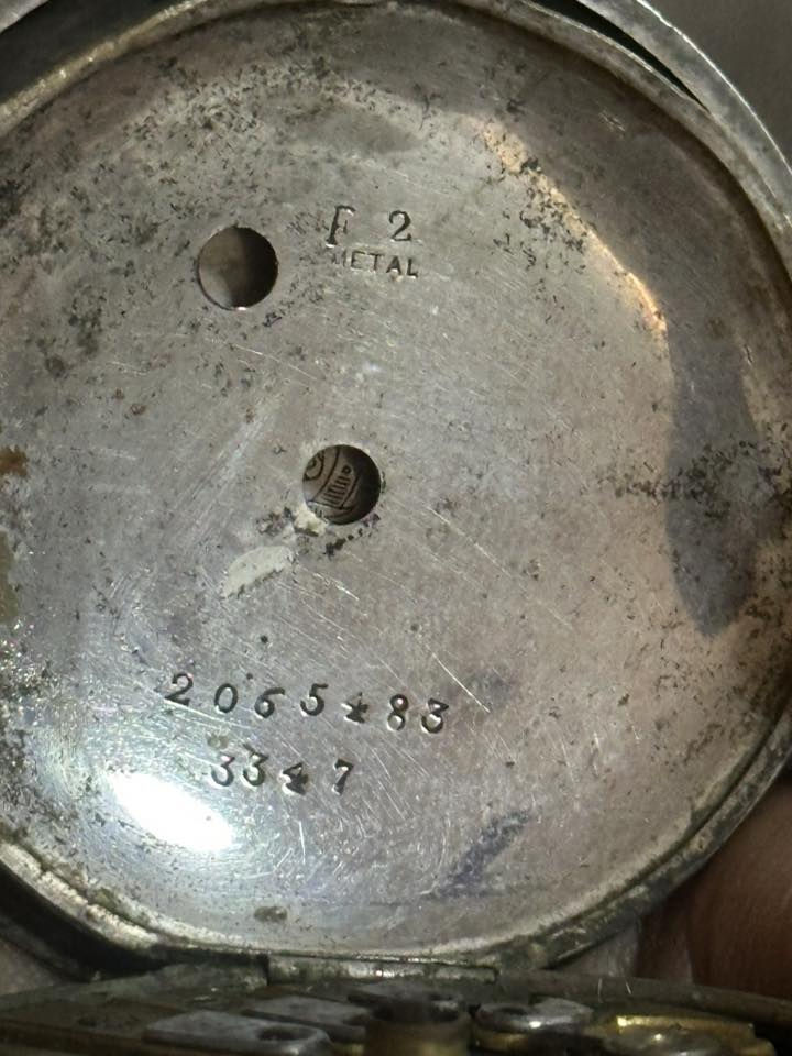 الوكيل المعتمد: يظهر على الميناء بوضوح اسم "SERKISOFF & CO CONSTANTINOPLE" (سركيسوف وشركاه - القسطنطينية). كان سركيسوف هو الوكيل الحصري لشركة Billodes (التي أصبحت لاحقاً Zenith) في الدولة العثمانية.
• سنة الصنع التقريبية: بالنظر إلى الأرقام التسلسلية ونوع الميناء المزين بالزهور، تعود الساعة إلى الفترة ما بين 1885 و 1895.
• الميناء (Dial): الميناء مصنوع من المينا (Enamel) الأبيض، ويتميز بالأرقام "العثمانية" (التي تشبه الرموز)، وهو مصمم خصيصاً للسوق التركي والعربي في ذلك الوقت.
2. المواصفات الفنية والقيمة
• الحالة التشغيلية: كون الساعة "تعمل جيداً" هو أمر مذهل بالنسبة لقطعة عمرها يتجاوز 130 عاماً، وهذا يدل على جودة الصناعة السويسرية الفائقة لمحركات Billodes.
• مادة الصنع: كما أكدنا سابقاً، العلبة من الفضة عيار 0.800، والدمغات واضحة جداً على الغطاء الداخلي المفتوح.
• الزخرفة: النقوش الزهرية الملونة في منتصف الميناء كانت تُضاف للنسخ الفاخرة التي تُباع لطبقة الأثرياء وكبار الموظفين في الدولة العثمانية.
للشراي التواصل على الواتس اب ***********
