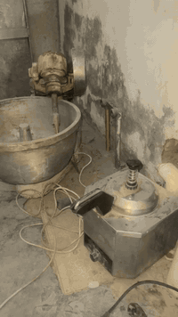 السلام عليكم عجانه للبيع 20 كيلو بعدها جديده بس عليها تراب ممنضفها تجي تفحص وتشوف ب عينك 
وعندي هاي المكينه مال جبن سائل 
عنوانهن بغداد *********** واتساب
