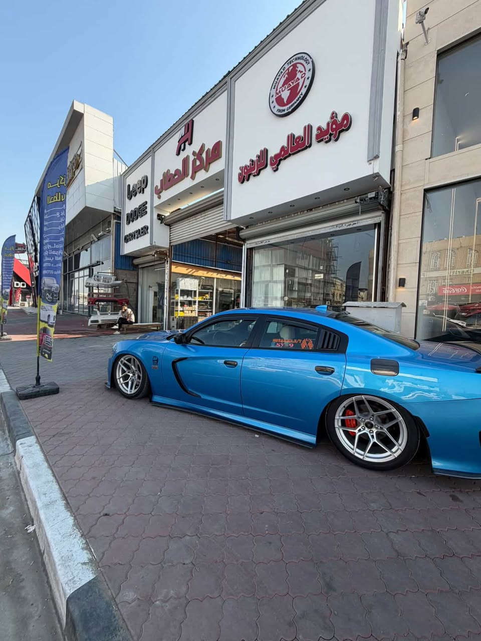 اسلام عليكم دوج جارجر فئة R/T مديل 2016
السياره وارد كندي حادثه دعاميه امامي 
والباقي شوف العين السياره احلى من الصور بلحقيقه
السياره معدل عليه كلش هواي ع ايدي وصارله عندي ٥ سنوات وباسمي تحويل ثاني يوم 
معدل عليها فيما يلي…
-عليه جوبلسات تعليق هوائي سكات باك
-عليه ستيرن كاربون فايبر حقيقي RPM
-عليه كت كامل  كاربون فايبر اصلي خارجي
-عليه كاربون فايبر لغرفه السياره اصلي
عليه متغيرات لايتات اوركار متغير موبايل
-متغيرات دشبول داخل متغير موبايل
-عليه دبات بورلا  فتح وغلق ريمونت
عليه شوته K-N  امريكيه 
-ولف حماوه ريسنك وستيريس بار 
-كفرات محرك مصبوغه صبغ حراري 
ويل روهانه باب اولي اصلي 
-عيون متحركه بلايتات تحكم موبايل
-وشم بطانه بنيد وصندوك رسم
-غرفه السياره مشتغله جلد لونين 
-السياره ع وضعه حتى الحجريات موجوده ومداخله استعراضات ابد
-مواصفات RT معرفه 
طولت عليكم وبعد هواي شغلات مذاكره 
تجي وتشوف بعينك 
مكاني بصره للاستفسار *********** وتساب السعر ب٢٢٠  ورقه
