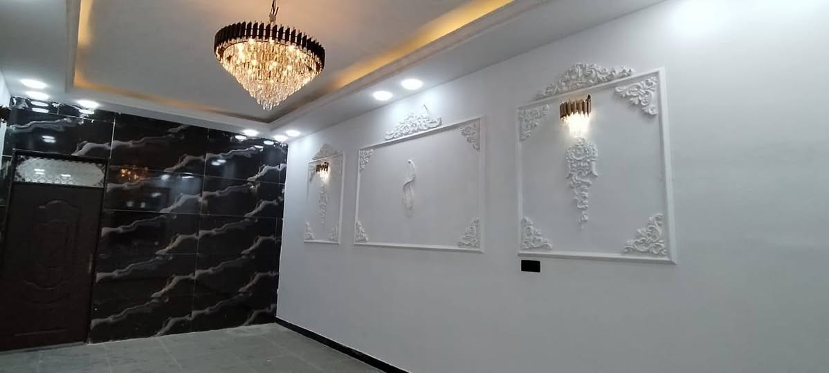 بسم الله الرحمن الرحيم 
دار للبيع المساحه 150 متر حي العسكري المربع الاول بناء جديد درجه اولى صب مركزي طابوق نهروان الطابق الاول غرفتين وصاله واستقبال ومطبخ ومكاشيف 2 صحيات داخليه و خارجيه الطابق الثاني غرفتين وصاله وصحيات السعر 210  مليون مع المجال للاستفسار *********** مكتب الأمير للوساطة العقارية
