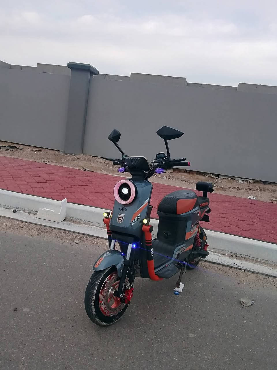 السلام عليكم
دراجة X900 اخت الجديده

موديل 2025 بطاريات 23امبير

المواصفات 

1_بصمه تشغيل عن بعد+ سويچ

2_ بصمة تشغيل باليد تحت الشاشه مثل بصمة السياره 

3_نضام امان في البريك

4_نضام امان P

5_نضام الRالرجوع للخلف 

6_بلوتوث ربط عند التشغيل 

7_ملف 2000 

8_مثبت سرعه 

9_نشرات +لايت عالي ناصي 

10_اشاير

السعر  550 وبيها مجال حق الجيه 
للاستفسار 
***********

ناصرية قضاء الفهود
