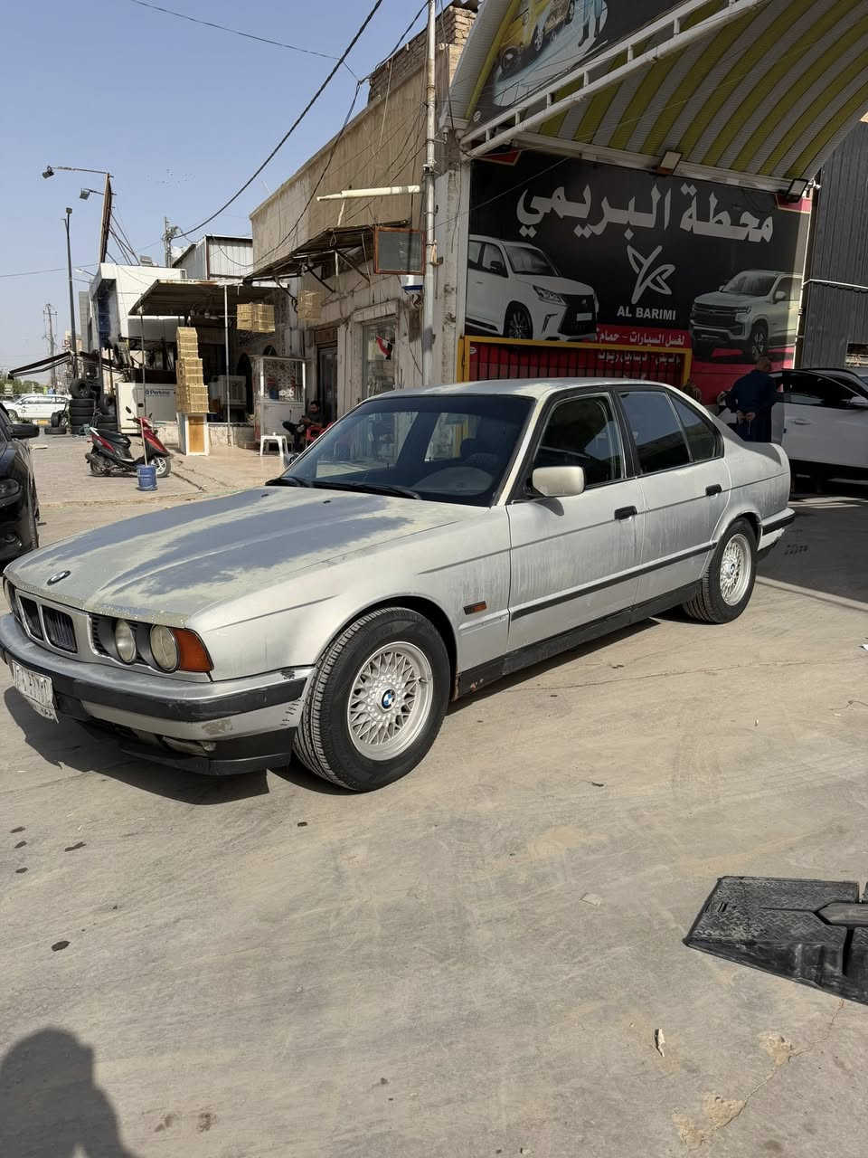 السلام عليكم
بي ام 525 موديل 91 السياره على صبغ الشركه يعني بدون صبغ 

صدر جديد 
تايرات جديد 
غرفه حلوه جديده كشنات كهرباء 
تبريد شغال
بسمنه السياره
سنويه لل 2029
السعر 50
مكاني بابل مركز المدينه 

*********** غير متواجد ع الفيس
