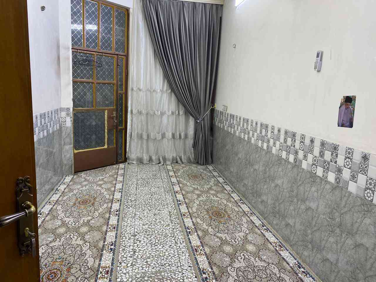 سلام عليكم بيت ١٠٠ متر للبيع قاطين قرب غازي المضمد الاورفلي السعر ١٧٥ مبنى عله شكل بيتين بيت جوه وبيت فوك كل بيت معزول بوحده المي والكهرباء معزولات ***********
