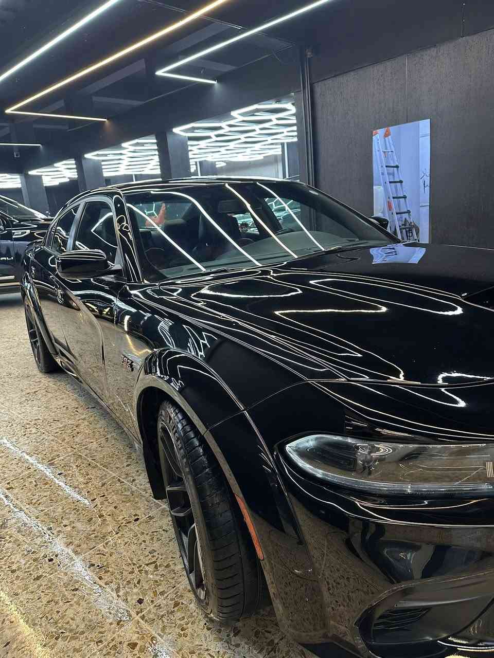 السلام عليكم
جارجر سكات باك
مديل ٢٢
بيها جاملغ خلفي وامامي وبنيد
وباب امبدل نفس الون 
السياره كلها بعدها على لبلاد لا امزودة ولا ملعوب بيها 
فول موصفات
فتحة
رادارات
داخل احمر 
***********
