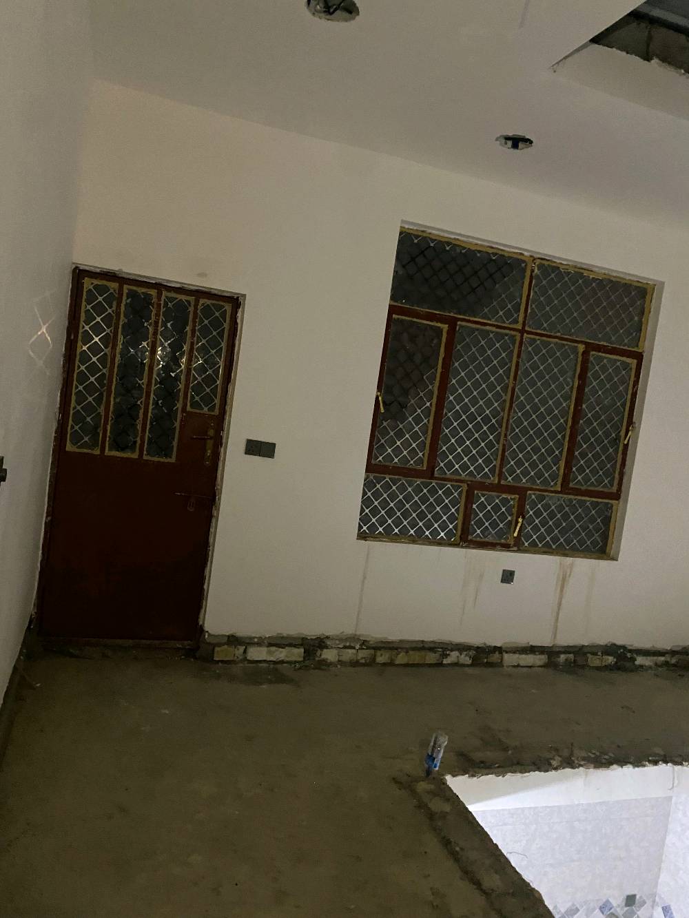 بيت 100 متر الايجار يحتوي على استقبال وصالة وغرفة وحمام مشترك في الطابق الأول وغرفة نوم في الطابق الثاني العنوان _الاصلاح خلف جامع الامام علي***********