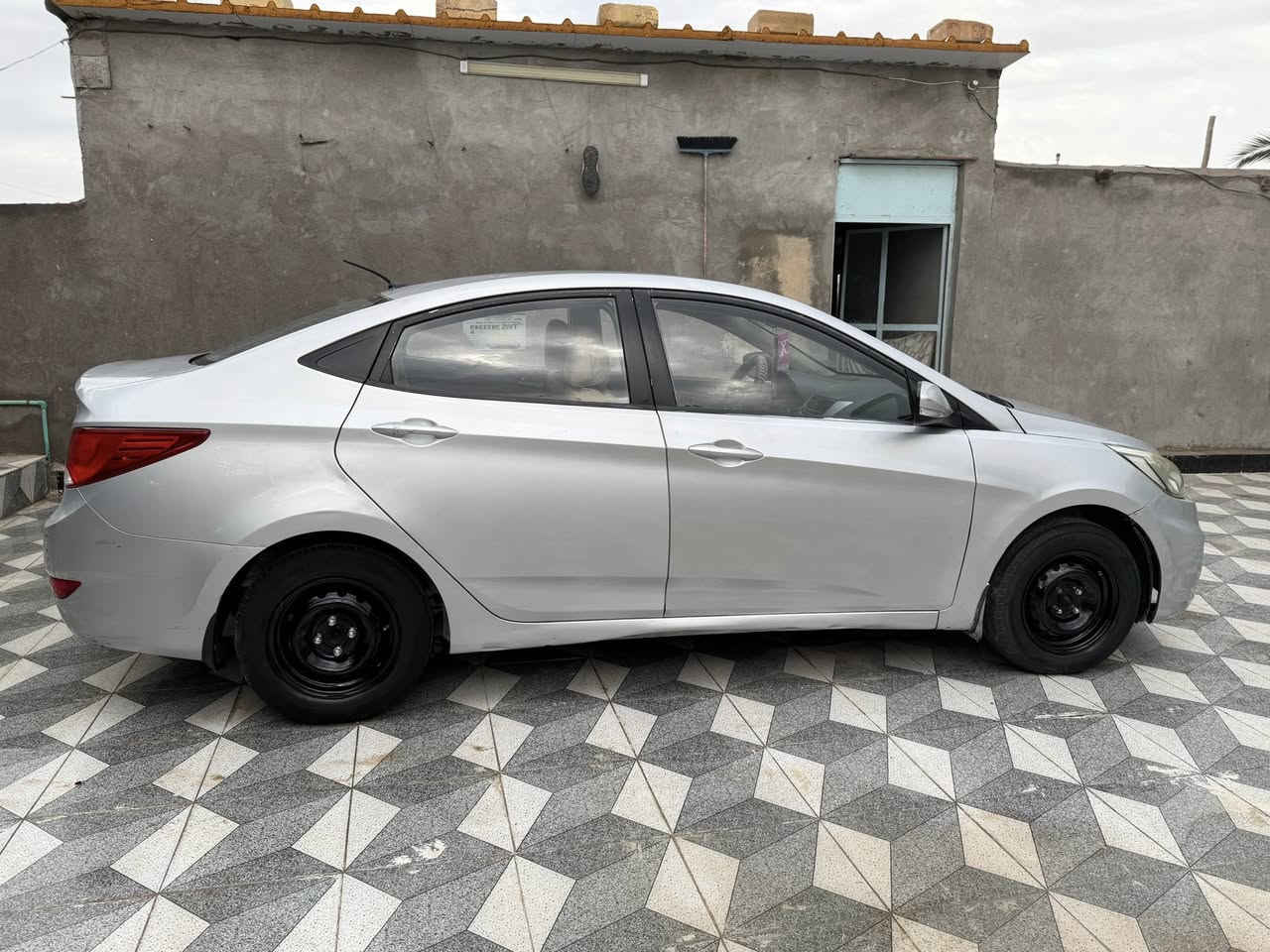 السلام عليكم للبيع اكسنت 2015 خليجي رقم قادسيه نكليزي تحويل مباشر. السياره مكفوله من الضربه والتبديل
محرك 1400 . 
بيها رشات صبغ  اثر جراد. بدون. معجون السياره جاهزه تخم تاير جديد. كير ومحرك شرط. 
السعر 75 او بيها مجال. مكاني الرميثه 
***********
