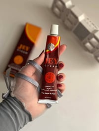 كريم كرم جي • يعالج تشققات • تنعيم القدمين