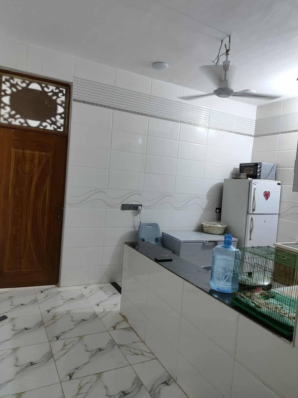 السلام عليكم ورحمه الله وبركاته
دار  زراعي سند 25 قابل للتطويب في عرصات حيدر بن حجي هندي حولي الخصيمه كونكريت مسلح درجه اولي مساحه 133 متر واجهه 5 متر ثاني بيت عن شارع ابو لمى    يتكون من غرف نوم وصاله واستقبال ومطبخ وصحيات داخلي وخارجية وكراج الصطح شتايكر وبيه رقم تطويب مقدم معامله للبلدية
لاستفسار الاتصال على 
***********
