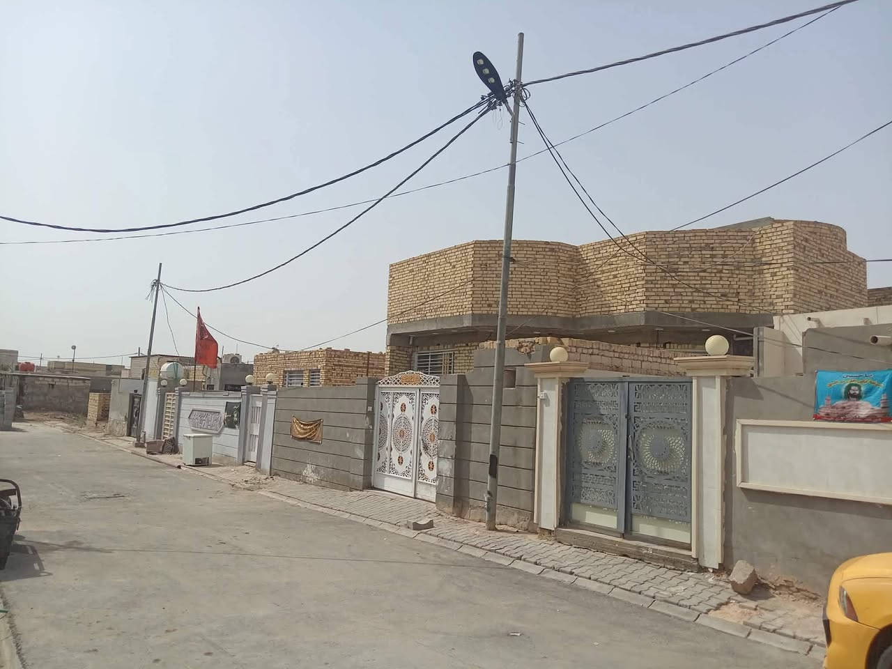 سلام عليكم بيت لبيع في حي الامين ملعب شهيد جمال
المساحه200 متر يبعد عن الشرع 150متر طابقين اساس رفت كافت خدمات  ما متواجد عل فيس  السعر خاص ***********
