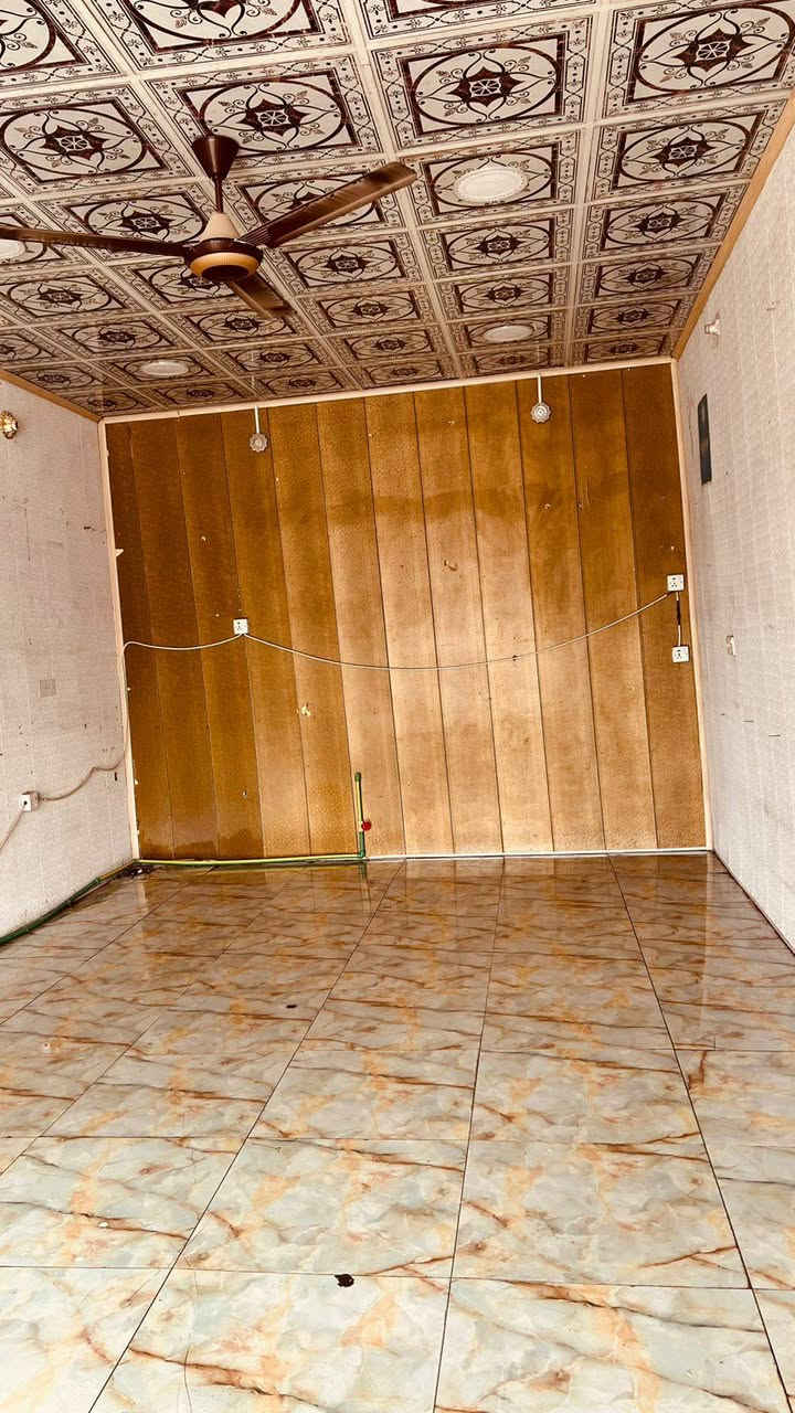 المحل لليجار قرب مول محمد الباقر السوك الاخير للستفسار على الرقم ***********
