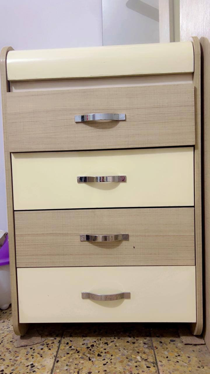 السلام عليكم
غرفة نوم للبيع تركي ثقيل جدا وضخمة ٨ قطع 
سرير وكومديات جانبية عدد ٢ وميز تواليت مع طابورية ودرور (مجرات) ومراية زاوية (دوارة) والكنتور
جميع القطع سطحها سلايد (مجر مخفي)
نظيفة بيها ضرر فقط المراية مال كنتور جهة وحدة مشلوعة وموجودة تحتاج لزك فقط
السعر ٦٠٠ الف
المكان بغداد الري


**إذا كنت صاحب هذا الإعلان وتريد حذفه لأي سبب، رجاءا أرسل رسالة إلى الدعم الفني**