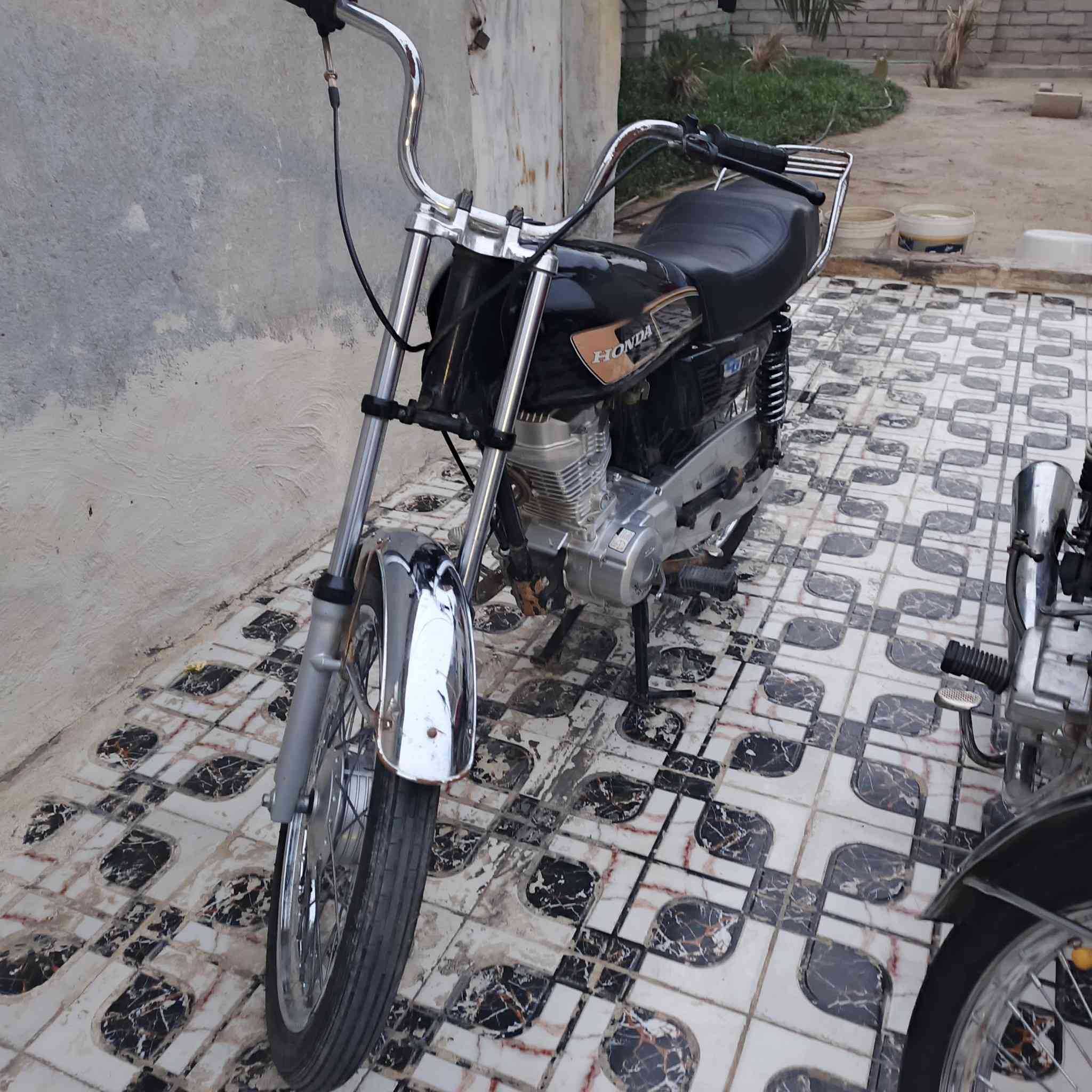 السلام عليكم دراجه رابيدو 25برغي ما مفتوح بيه تعميره 25دراجه كامله مكمله ما نقصه برغي السعر 625وبيه مجال حك الجيه المكان بصره قضاء المدينه منطقه أم الشويج الرقم***********
