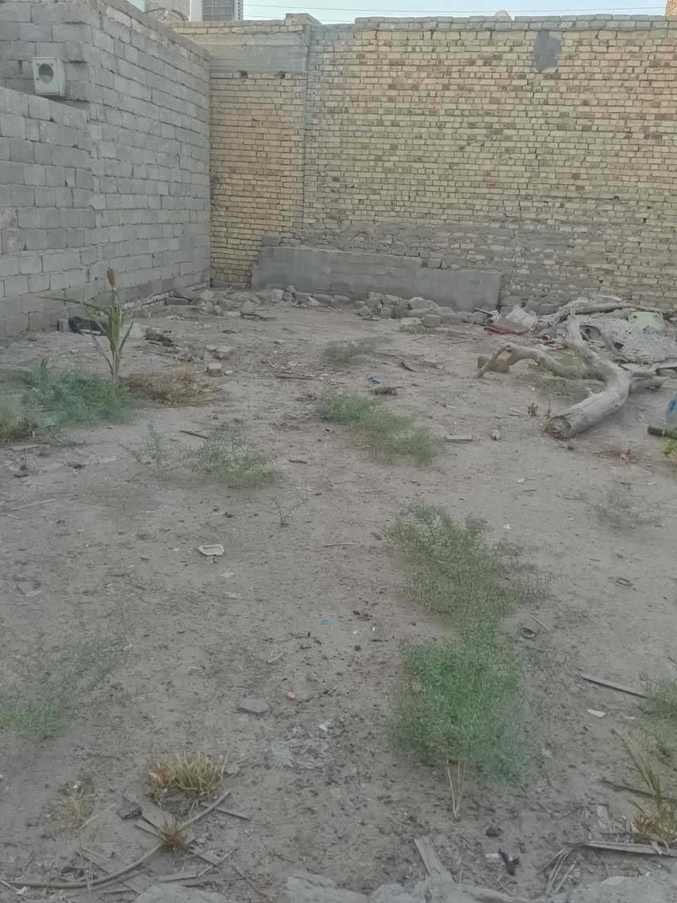 سلام عليكم بيت للبيع  المساحه 220م كامله بي تديوانيه وغرفه وصحيات ولباقي قطعه لمكان حاوي العباس قريب على التبليط 50م السعر 21وبي مجال قليل ***********
