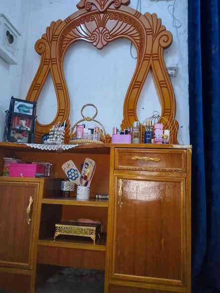 السلام عليكم غرفه جديده مستعمله شيء بسيط خمس بيبان ص متواجد على الواتساب ***********
