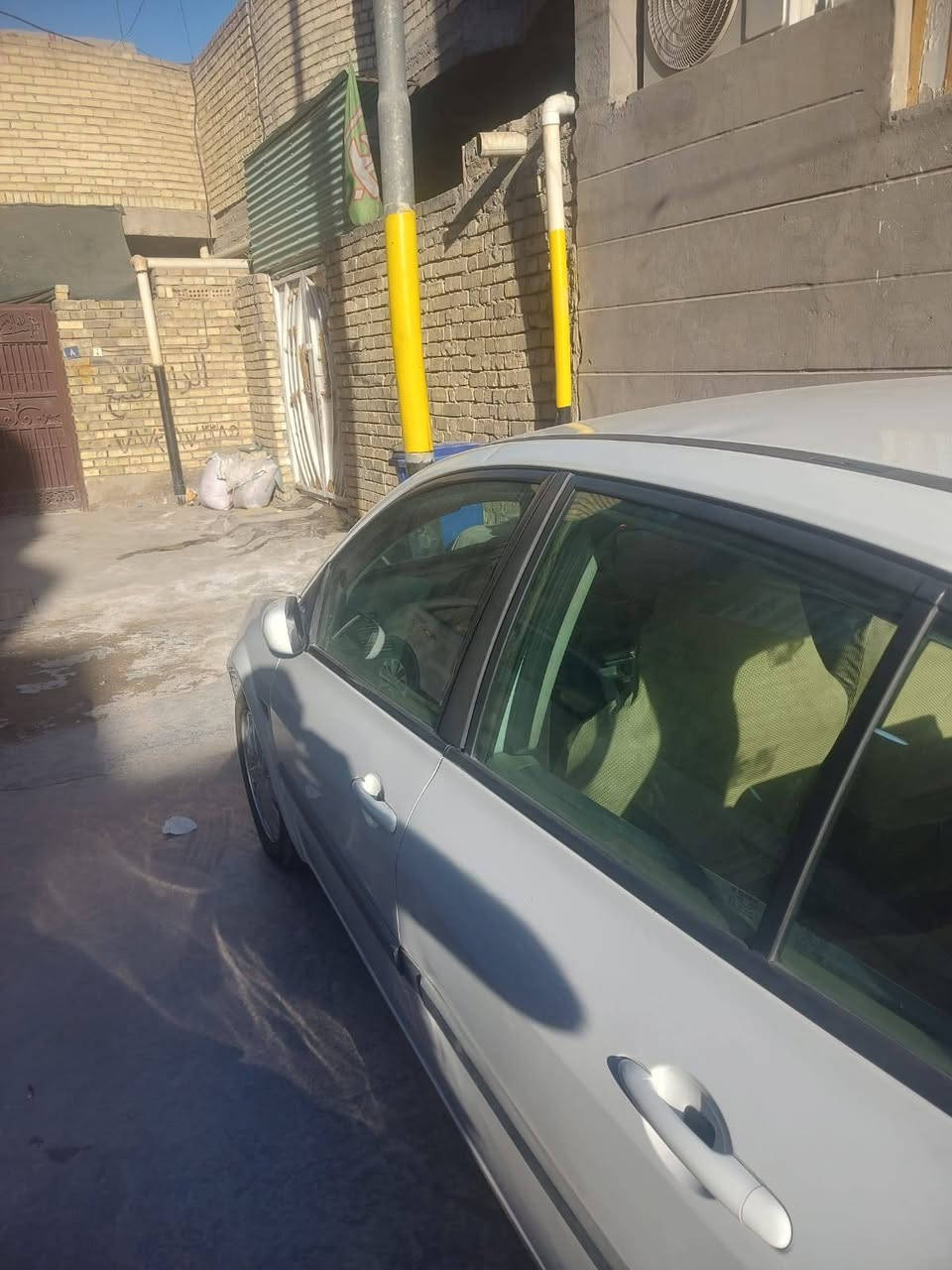 السلام عليكم بعد اذن الادمن المحترم٠
سيارة للبيع نوع رينو 

 ميكان موديل ٢٠٠٨ 

اللون ابيض 

السيارة رقمها بغداد الدولي الجديد 

السيارة باسمي شخصيا تحويل مباشر 

مكان السيارة بغداد / الحبيبية 

ما بيهه قطعة صبغ لحد الان 

اقتصادية للبنزين 

فقط مكان السمكرة اذا يحب يصبغهه الشراي 

صدرها يحتاج ترتيبات 

كير ومحرك نعمة من الله 

السعر ٤٠ $ وبيهه مجال بسيط واني حاضر 

والله سعرها مناسب 

للتواصل واتساب مع صاحب السيارة / (***********)

وايضا (*********** )
