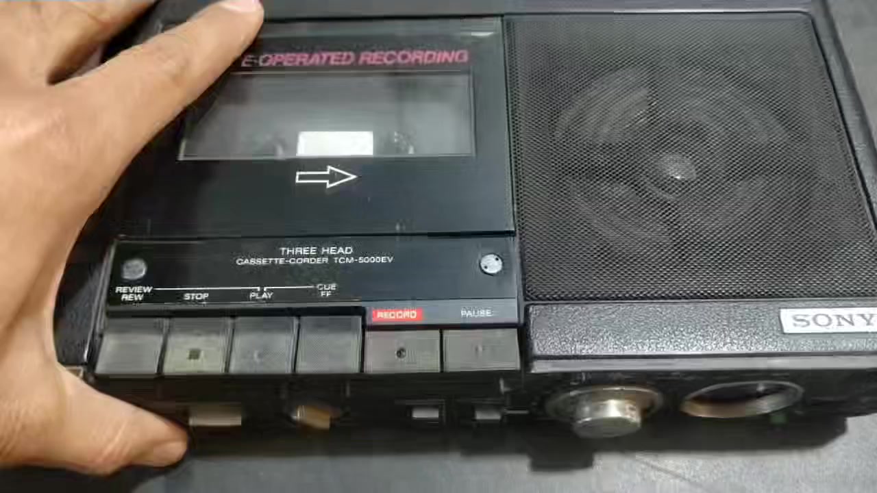 مسجل سوني مايشتغل
والجلدة مالته موجودة 
ماعارضه على مصلح ومااعرف عطله والله
السعر مع التوصيل  45 الف
للتواصل  ***********
