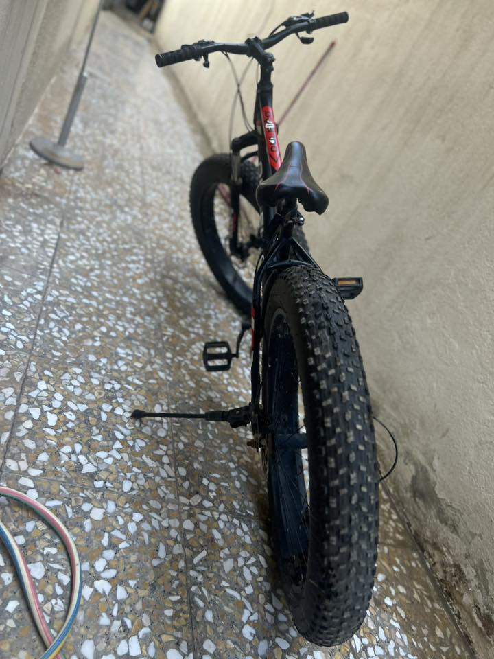 بايسكل جبلي للبيع موديل جديد نضيف كلش وماناقصه شي بايدرات بريكات كله شغاله زنجيل نضيف دبل شغال استاند كلش ماناقصه تاخذه شرط النضافه السعر 150 وبيه مجال ومكاني كراده رقم للتواصل ***********
