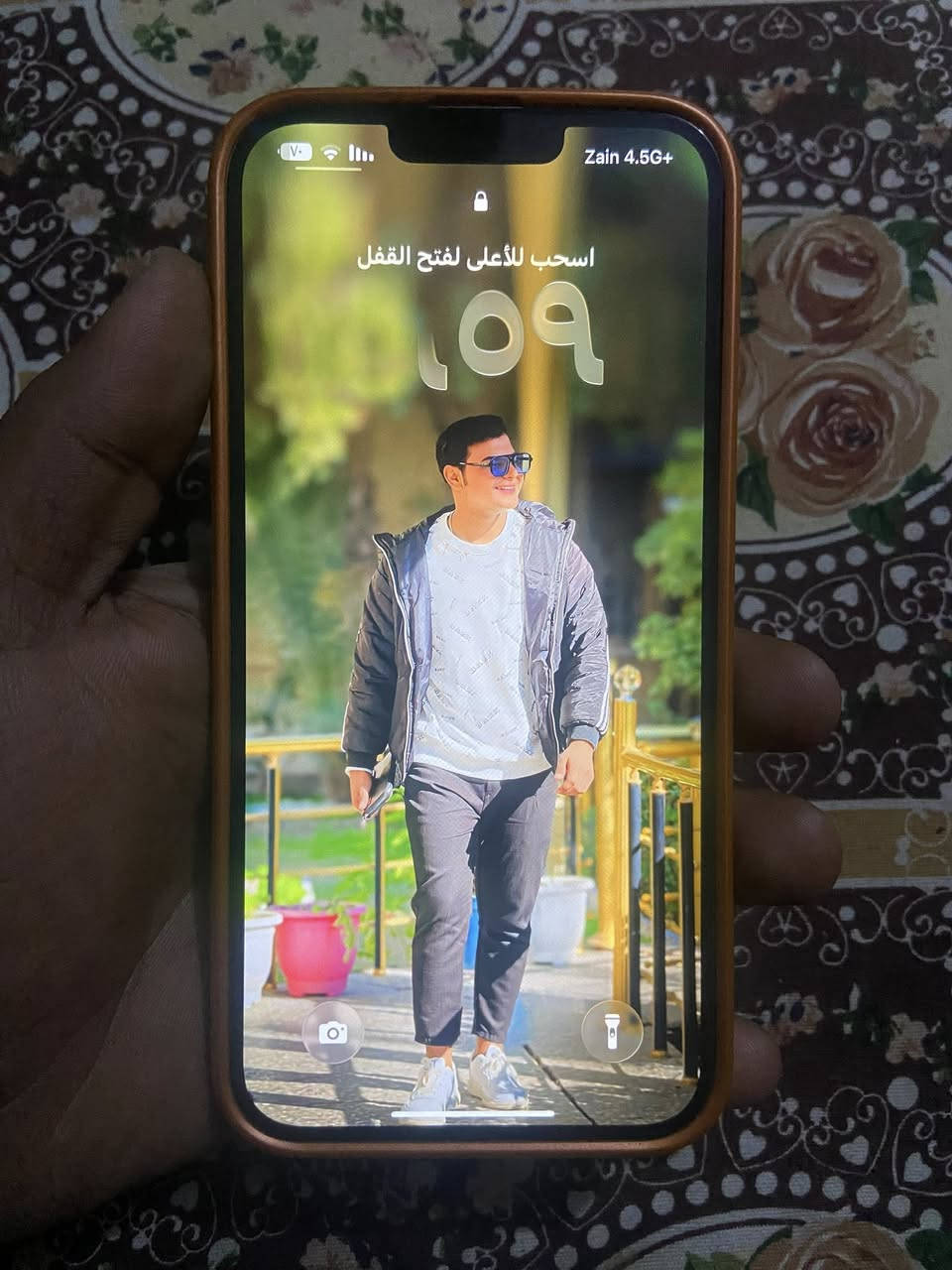 السلام عليكم آيفون ١٣ برو ماكس ذاكرة ٢٥٦ جهاز نظيف الشاصي مآبي اي شخط بس مبدل كامرة (للبيع أو مراوس) السعر (٦٠٠)   ***********
