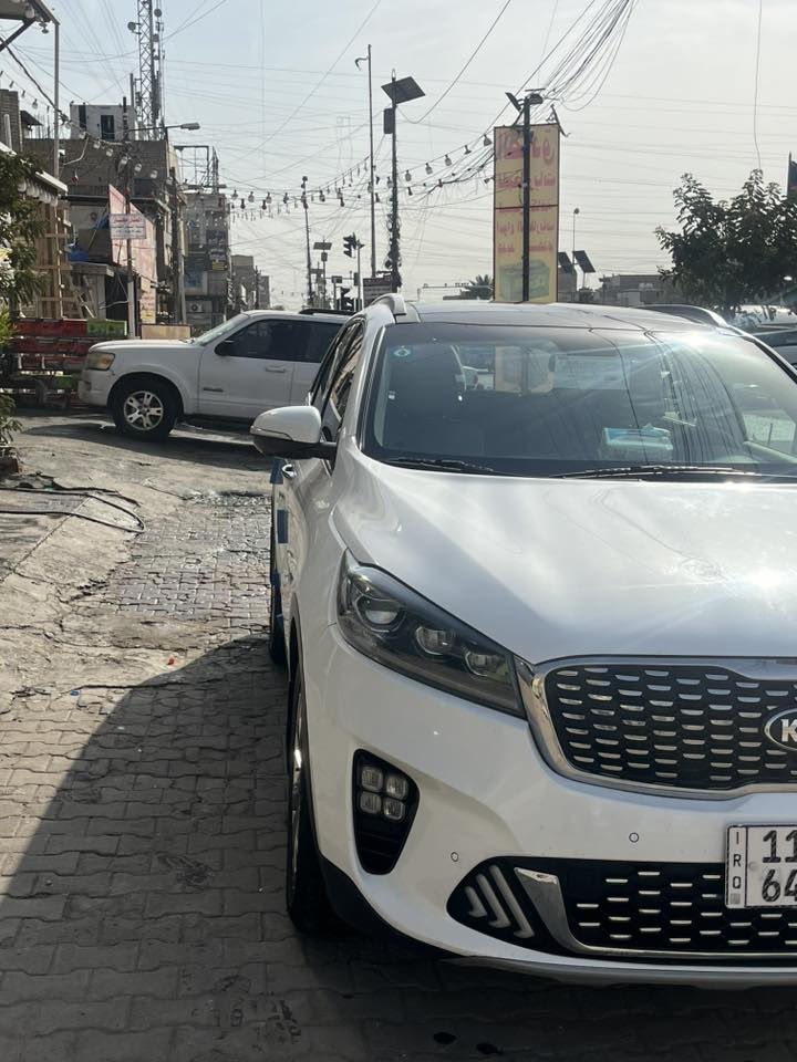 سورنتو٢٠١٩
مقاعد جلدية فاخرة (Premium Leather)
✔️ مقاعد أمامية مبردة ومدفأة (Ventilated & Heated Front Seats)  
✔️ تدفئة للمقاعد الخلفية (في بعض الأسواق)  
✔️ جنط 19″ ألمونيوم كرومي  
✔️ مصابيح أمامية LED + ضباب أمامي وخلفي  
✔️ حساسات أمامية وخلفية + كاميرا خلفية  
✔️ فتحة سقف بانوراما (Sunroof) (قد تكون موجودة حسب الوكالة)  
✔️ نظام مراقبة محيط السيارة (Surround View Monitor)  
✔️ عجلة قيادة مدفأة  
✔️ نظام ترفيه بشاشة وسطية مع Android Auto / Apple CarPlay  
✔️ مثبت سرعة + حساسات للركن  
✔️ وسائد هوائية متعددة + أنظمة ثبات وتحكم متقدمة  
السياره مكانها بغداد تحويل ثاني يوم 
خليجي بيه بارد ب صندوك ع كد نص جف ايد و بارد بل باب مال سايق والصدر على كد نص جف ايد  
***********
